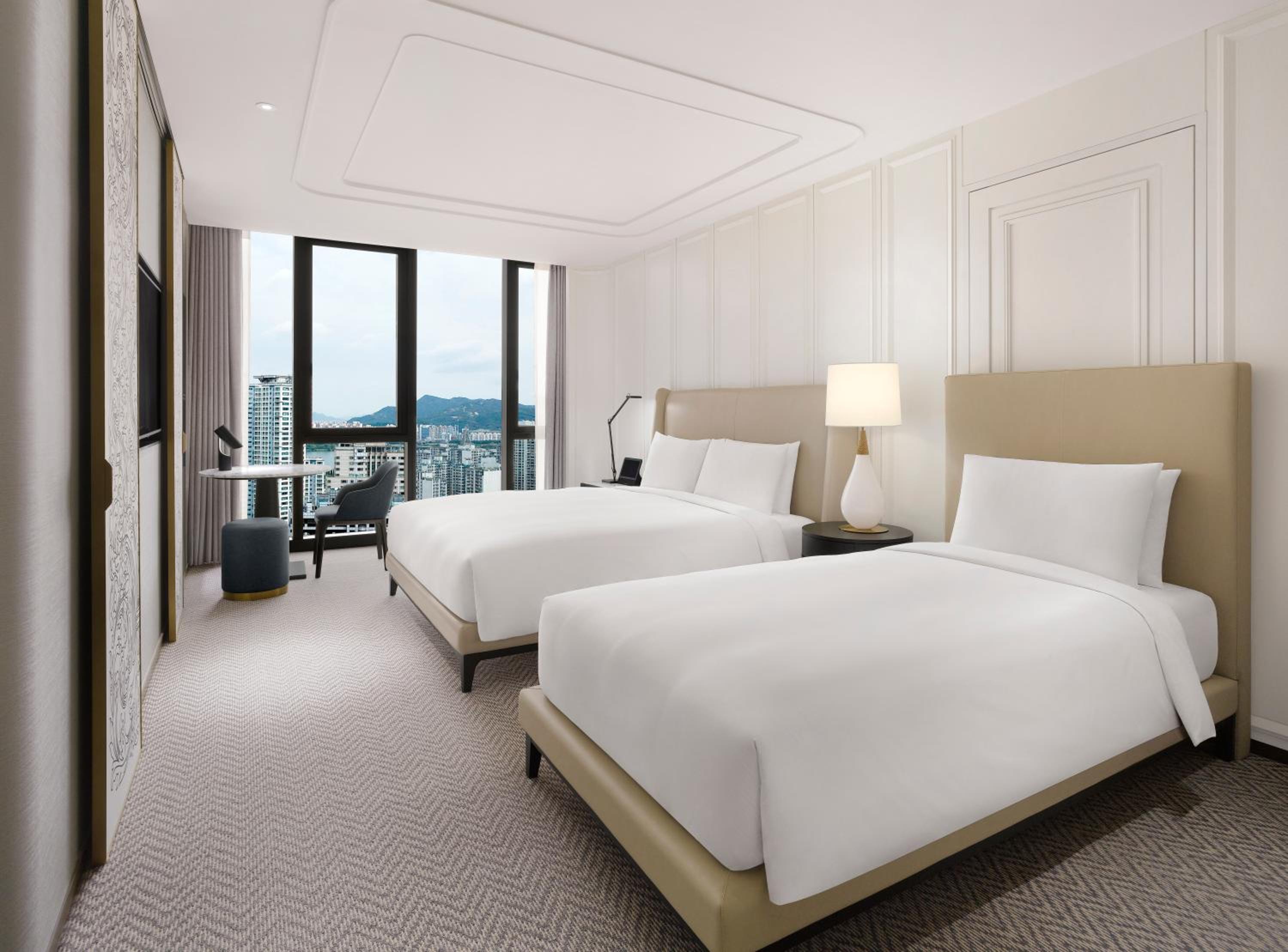 Luxury Family King Room with Single Bed - Photo 4
