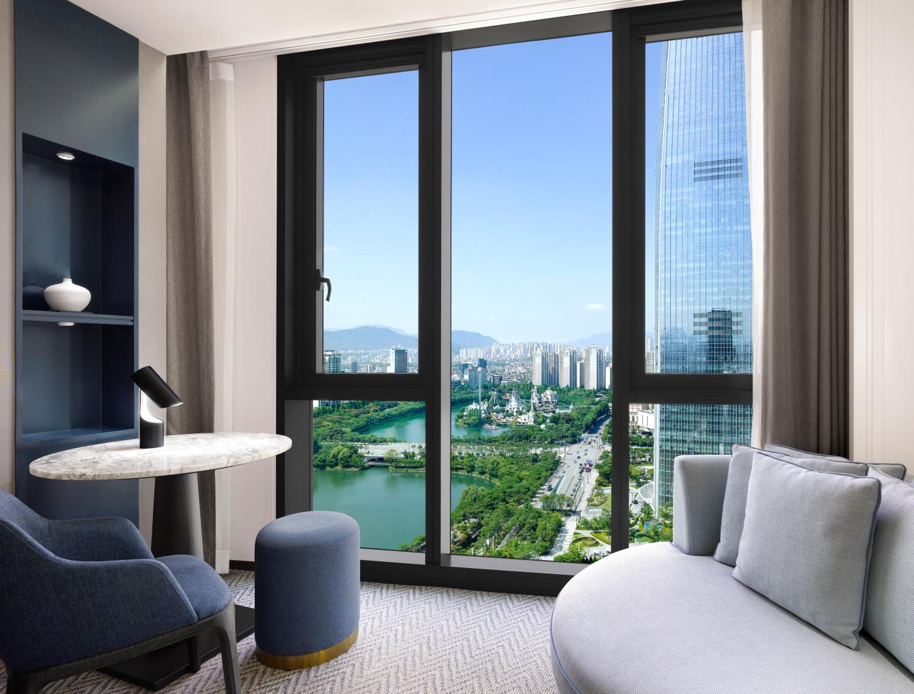 Luxury Lake Room with 1 King Size Bed, Lake View - Photo 8