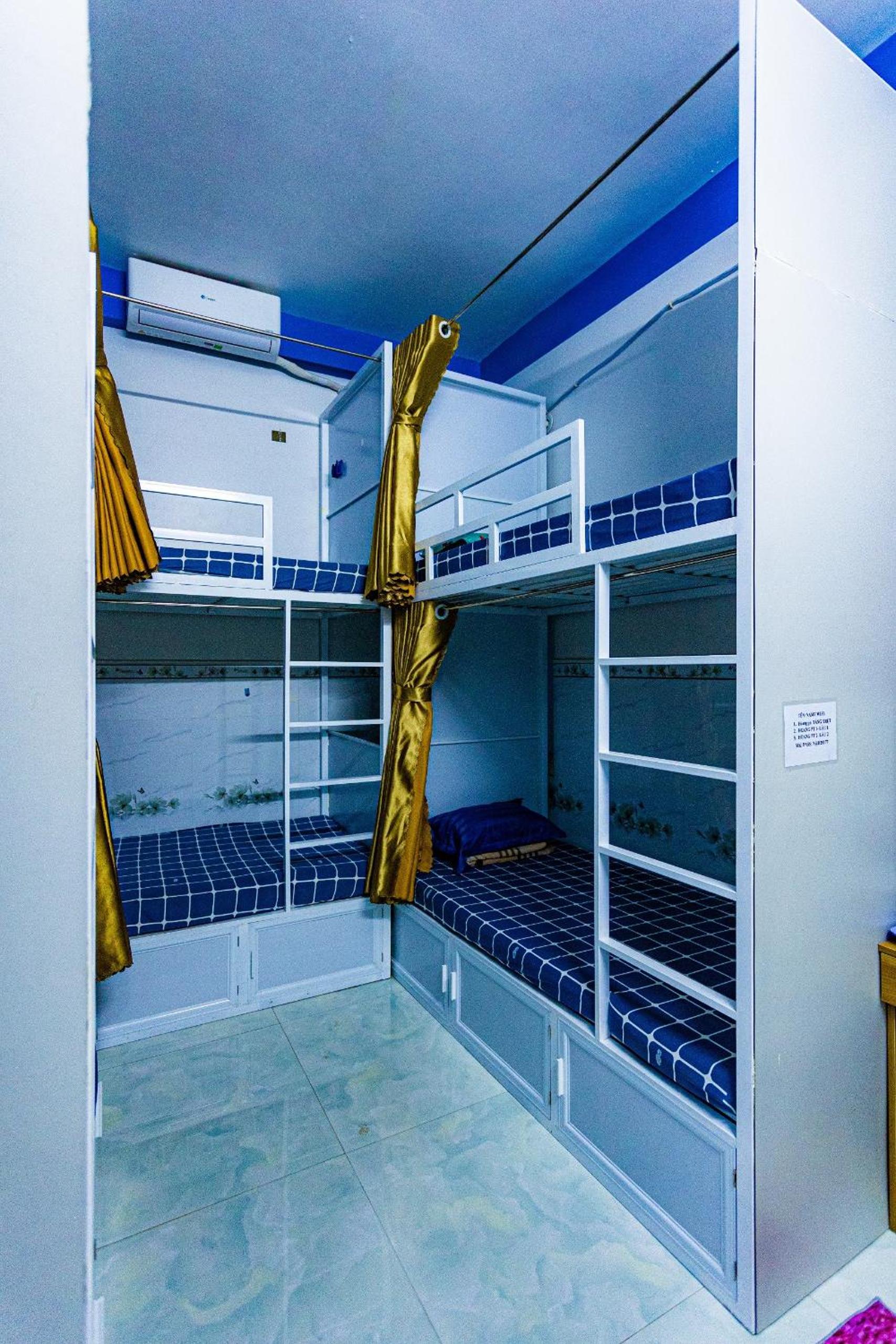 Quadruple Room with Private Bathroom photo 3