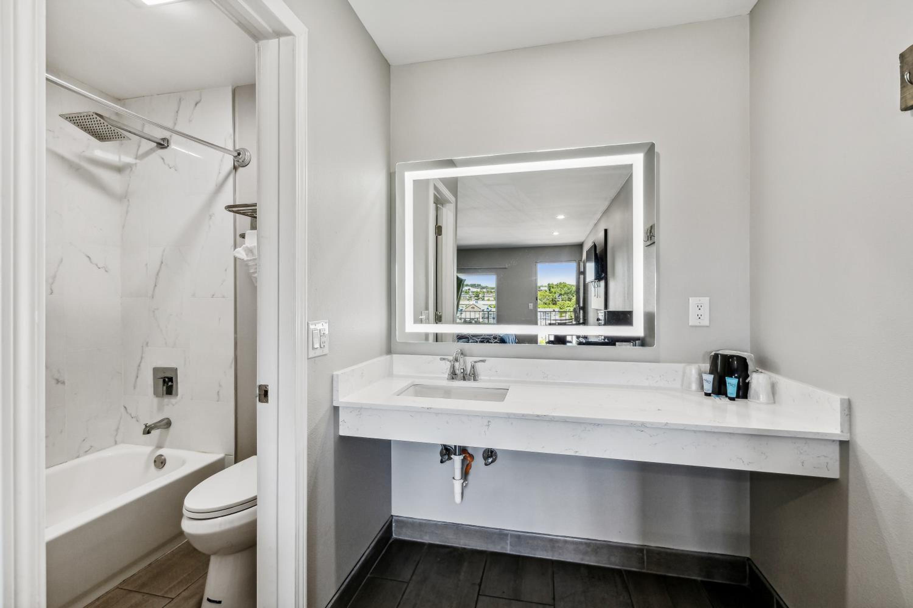 Deluxe King Room - Photo 2