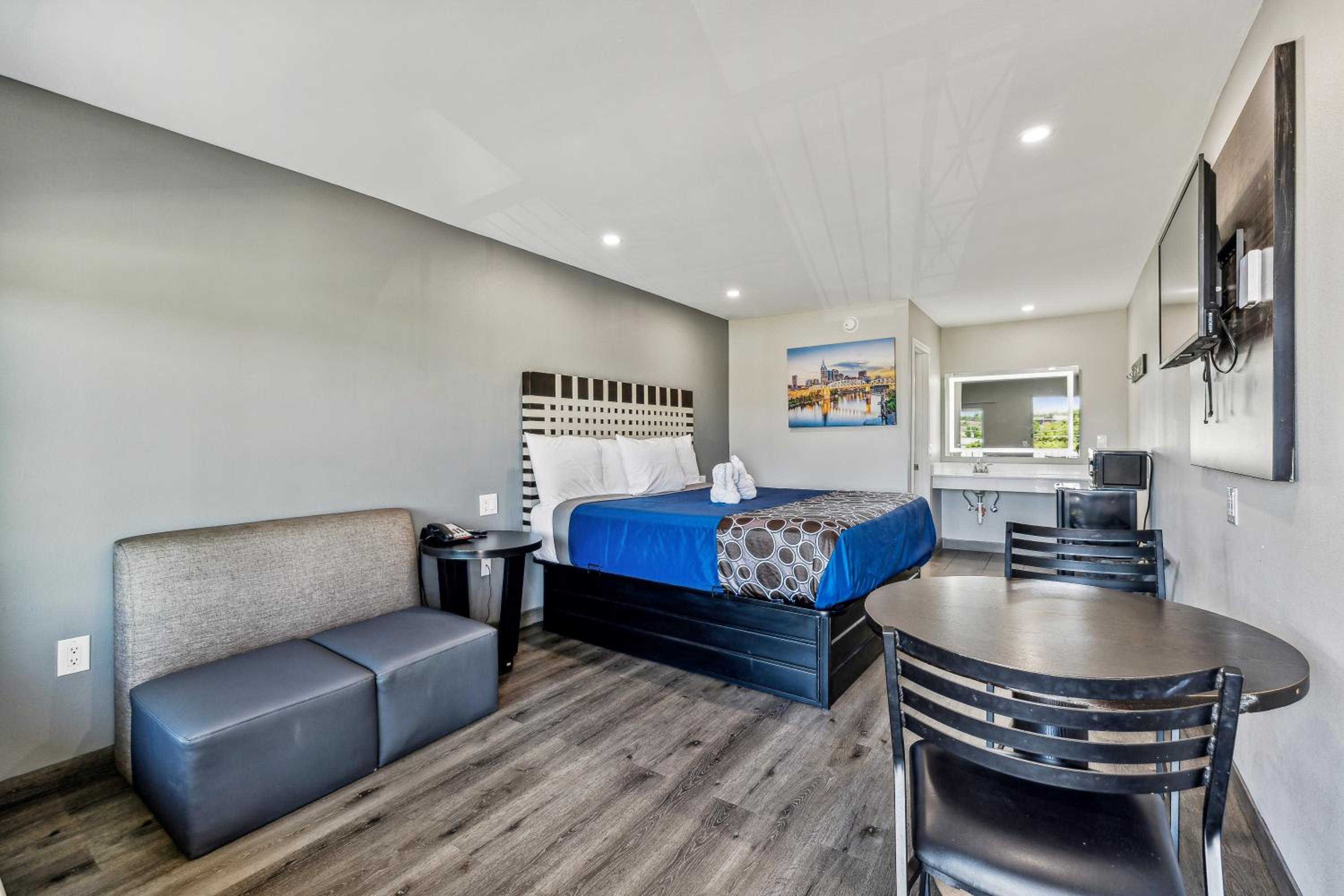 Deluxe King Room - Photo 1