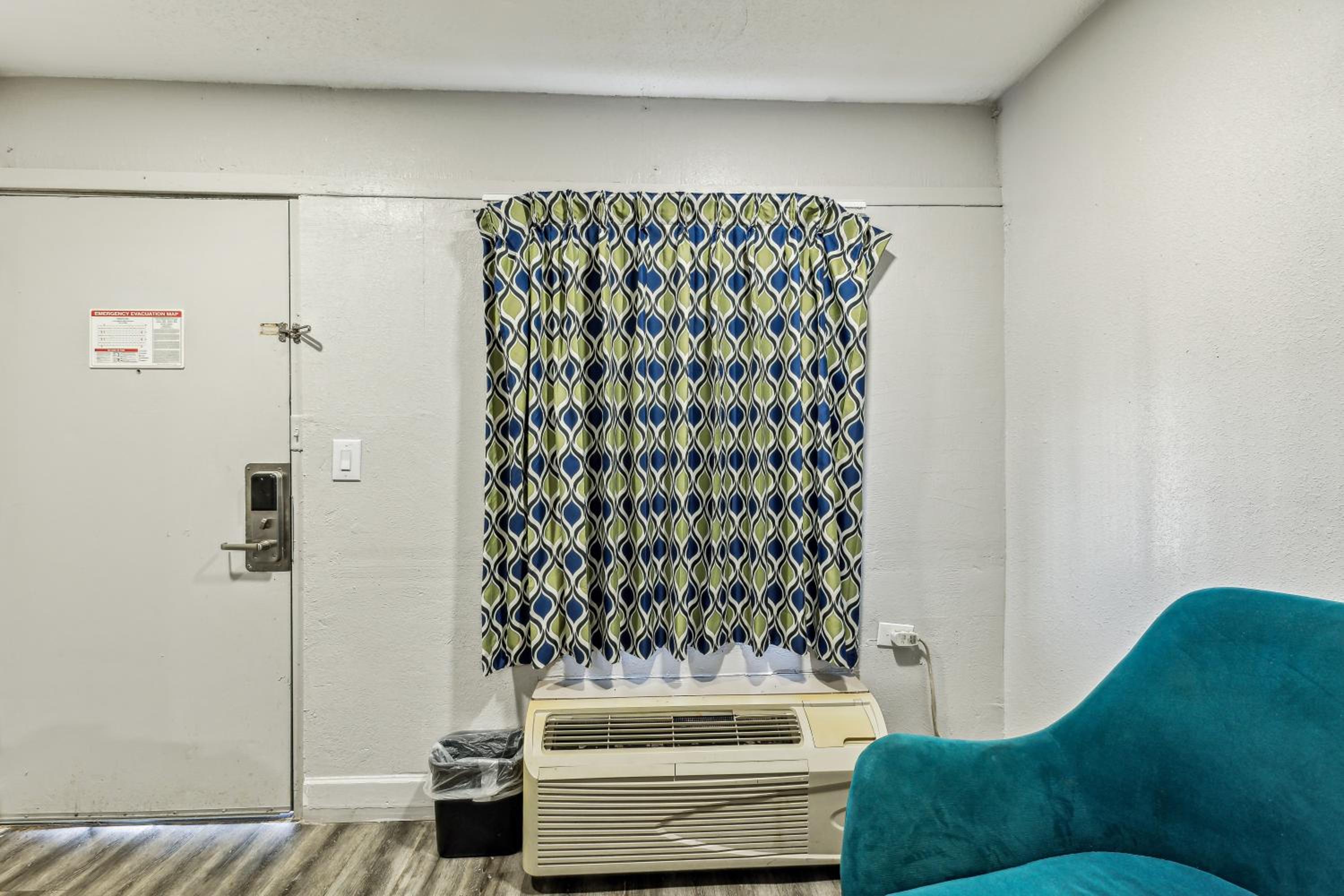 King Room - Non-Smoking - Photo 2