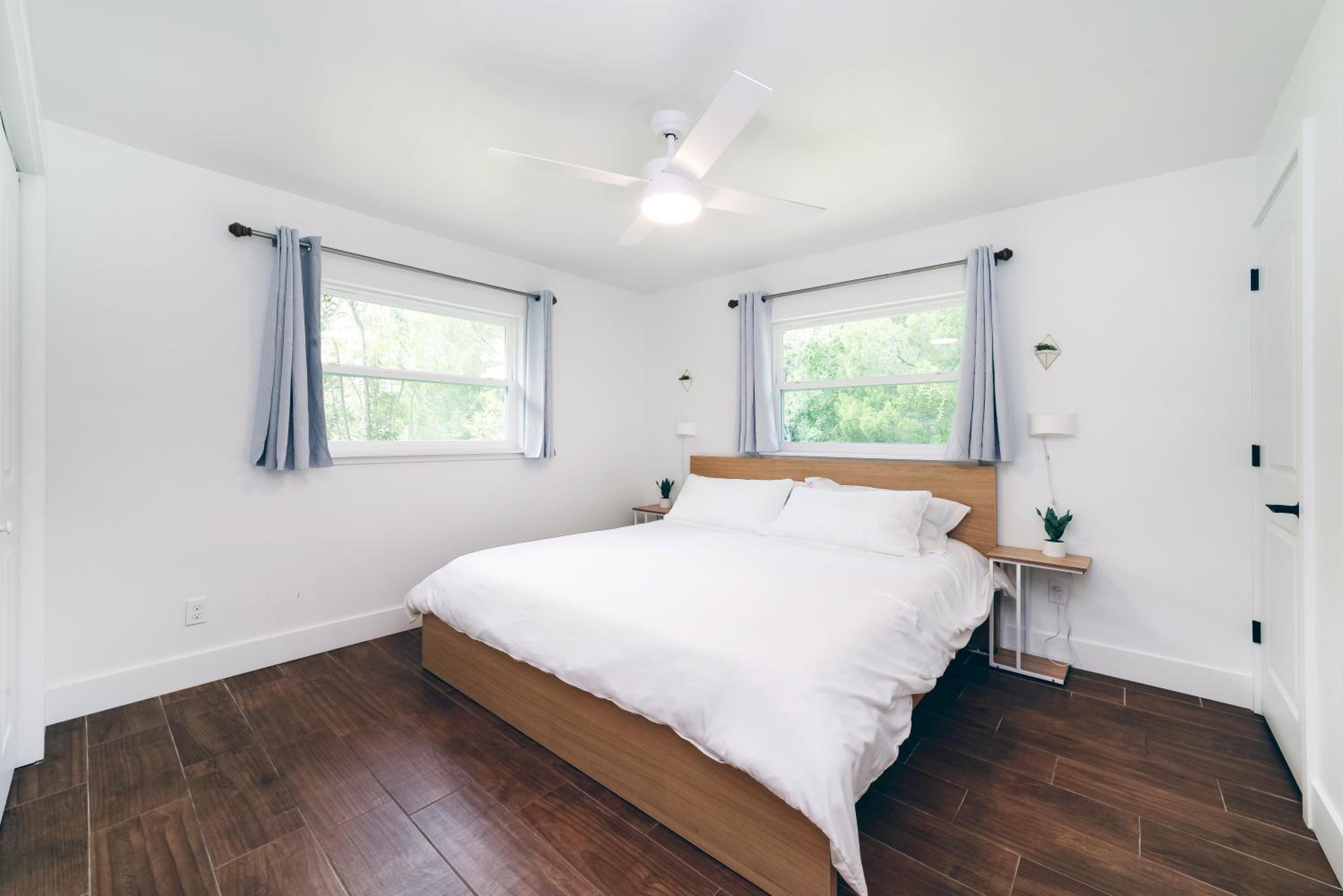 Two-Bedroom House - Photo 2