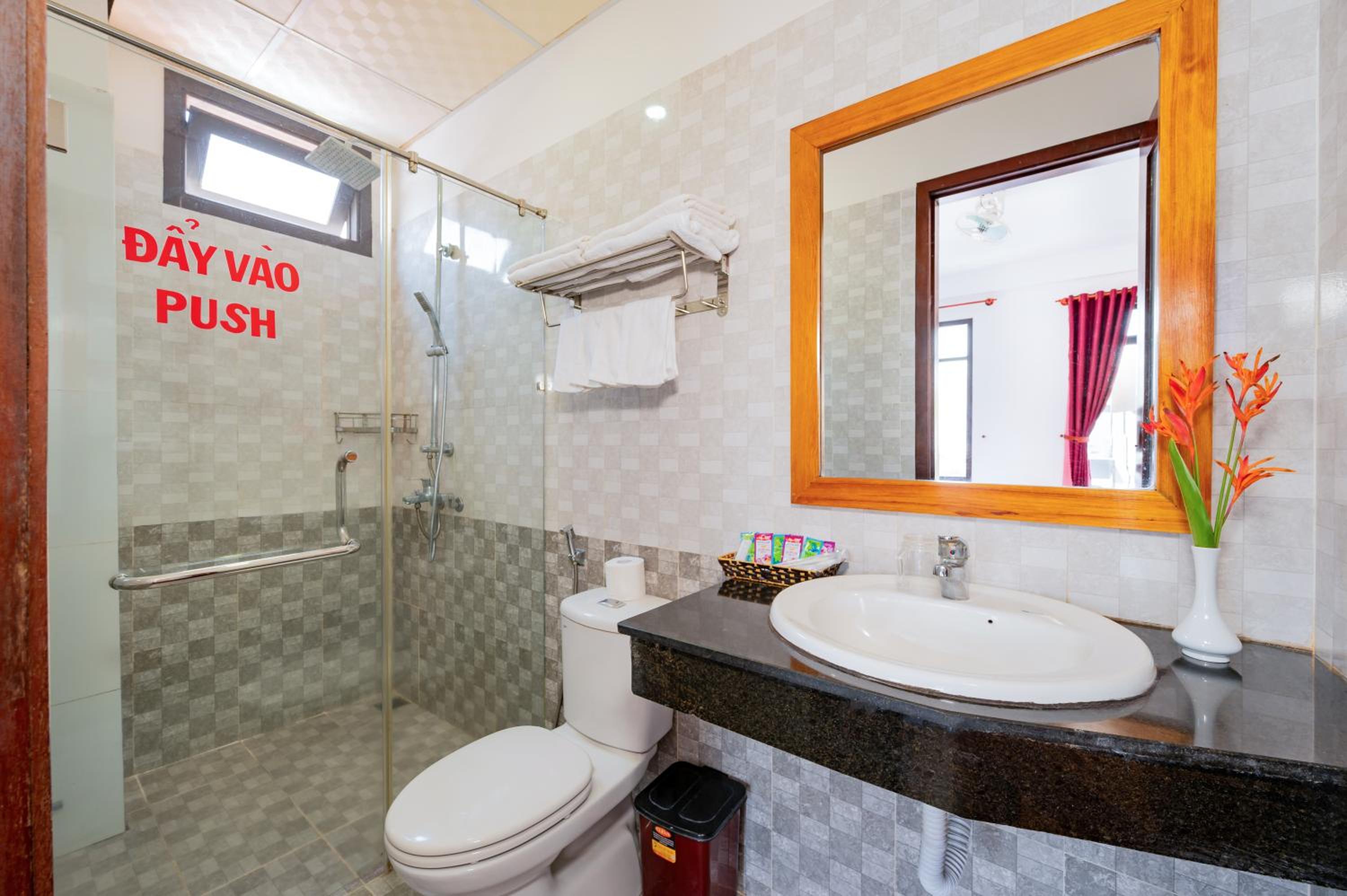 Deluxe King Room with Balcony photo 2