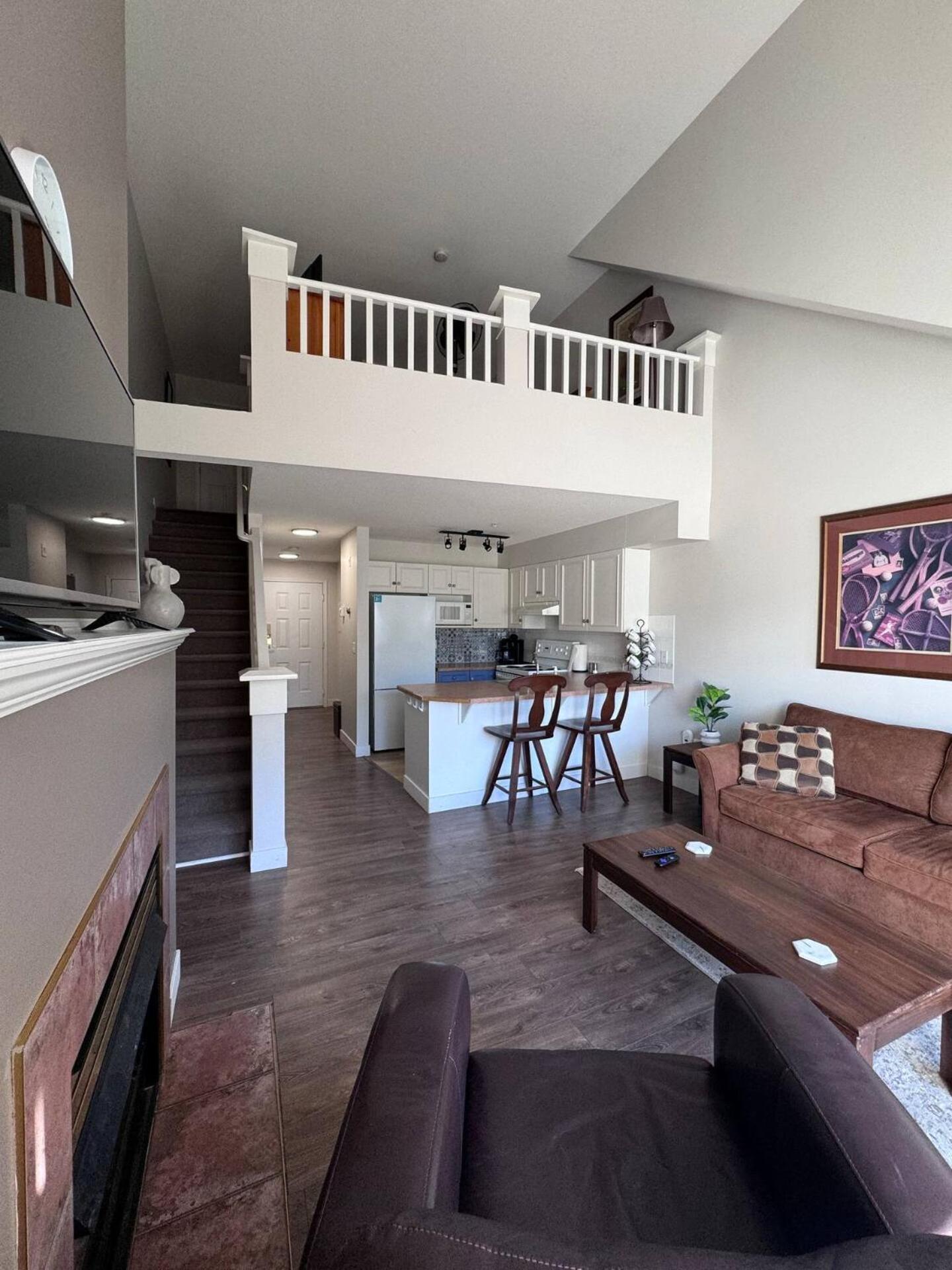 One-Bedroom Loft Apartment with Balcony photo 2