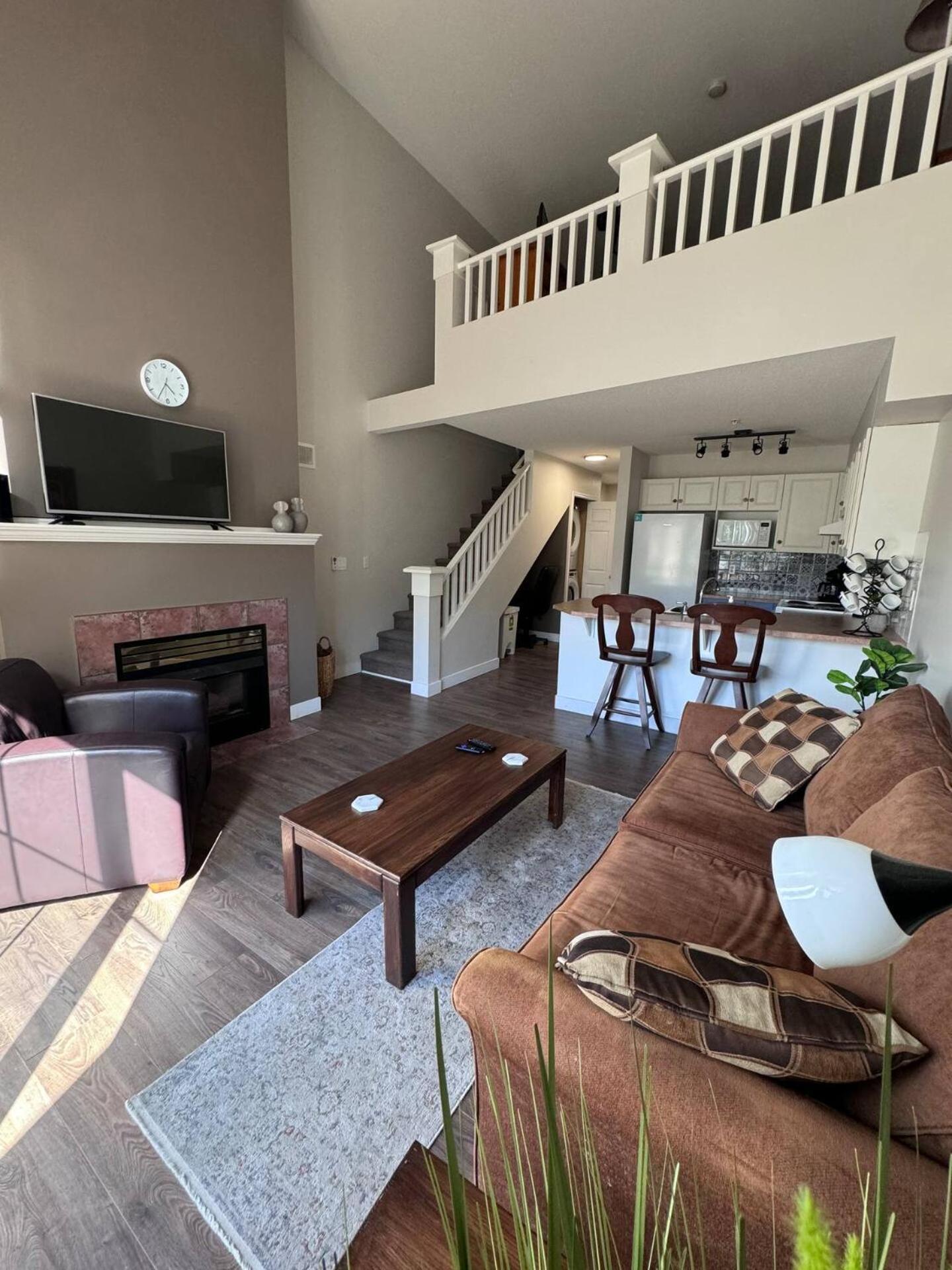 One-Bedroom Loft Apartment with Balcony photo 1