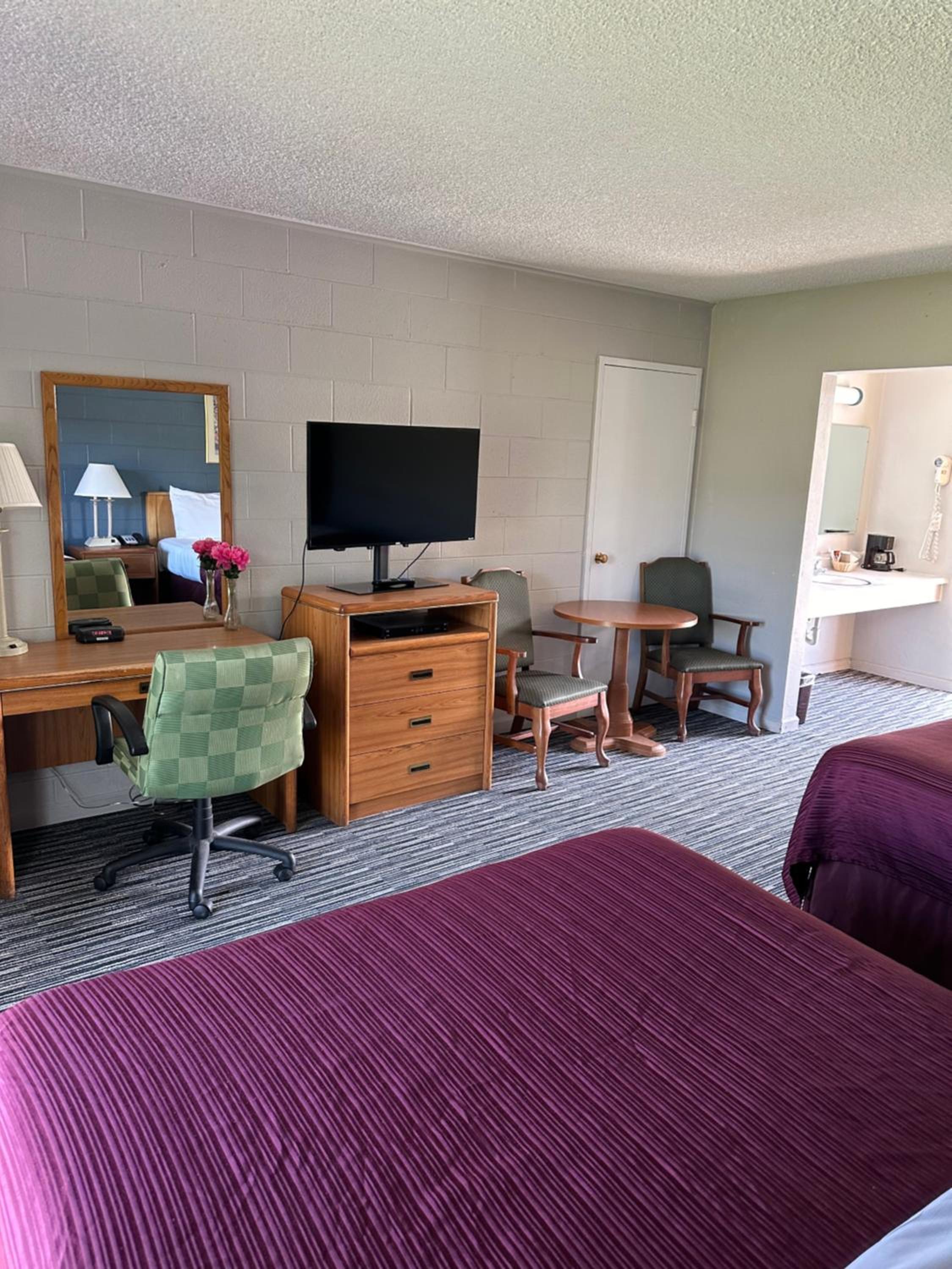 Queen Room with Two Queen Beds photo 2