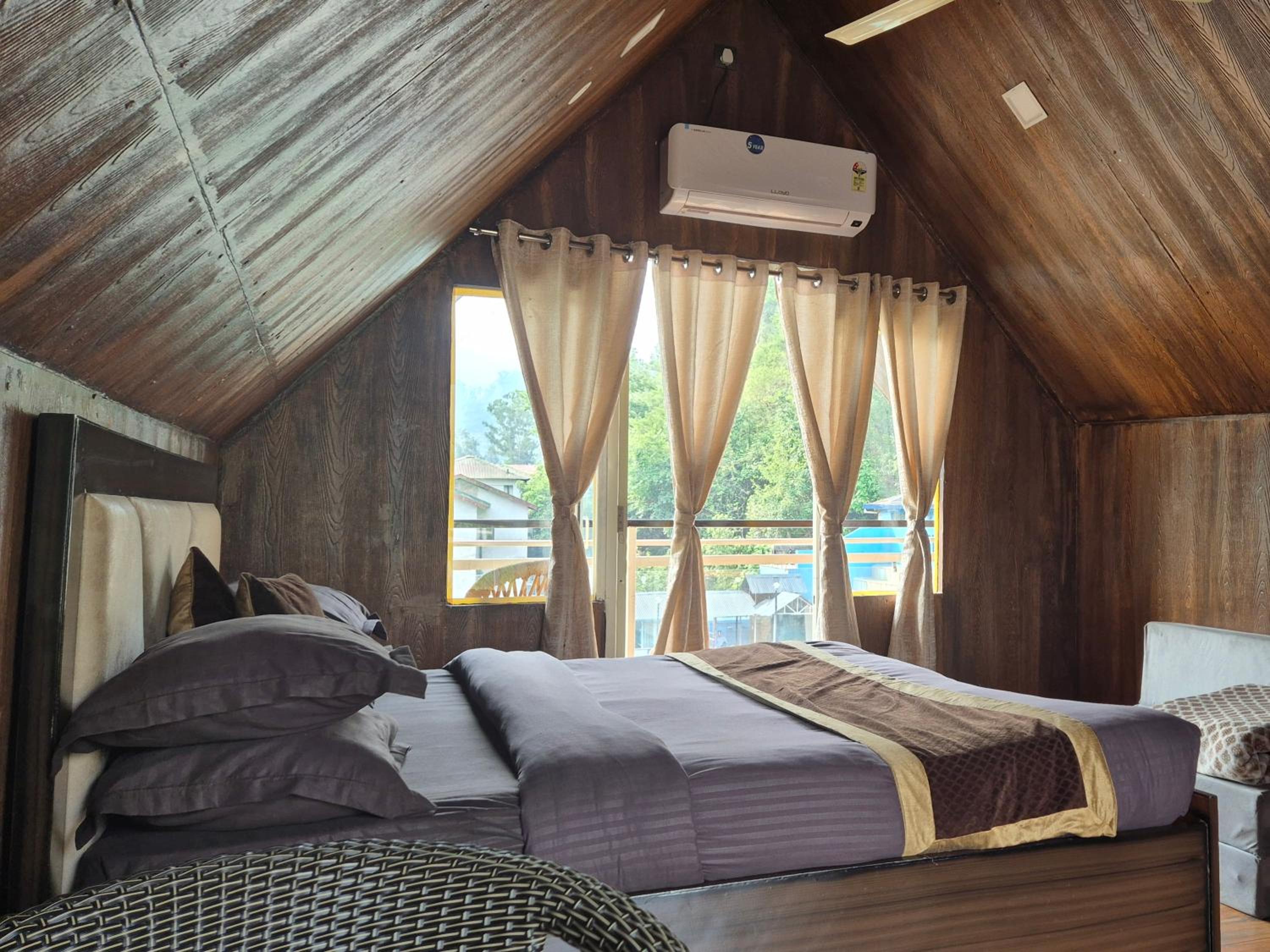 Deluxe Double Room (2 Adults + 1 Child)