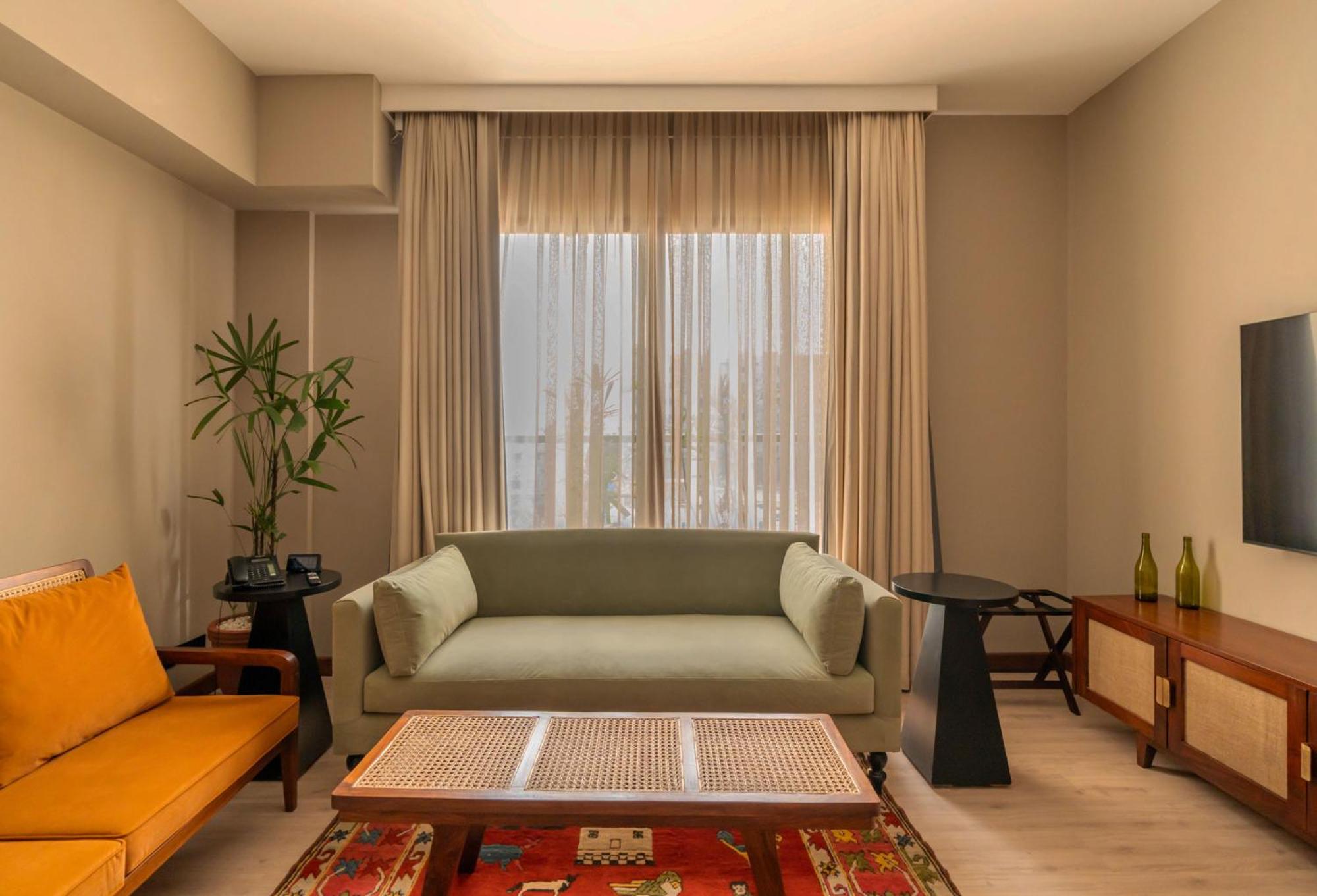 Deluxe King Suite photo 3
