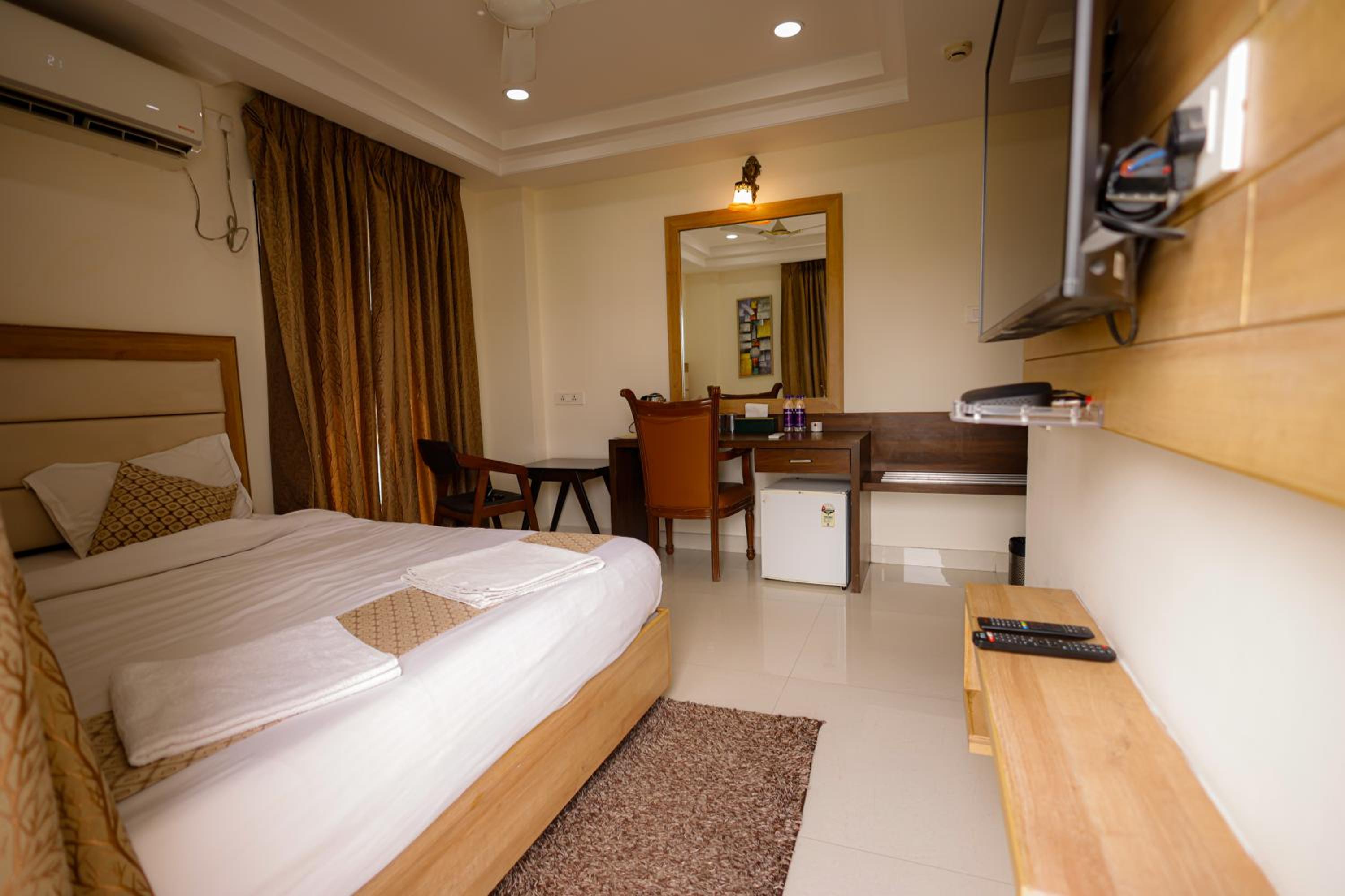 Deluxe Double Room (10% off on F&B) - Photo 11