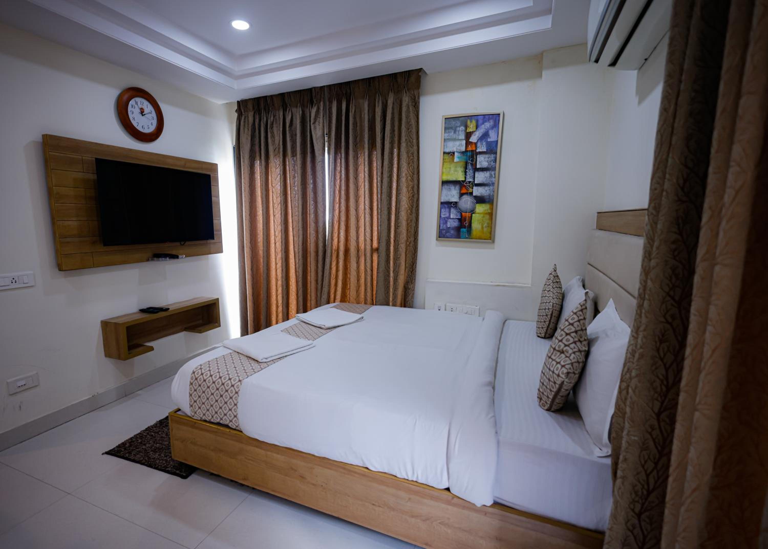Deluxe Double Room (10% off on F&B) - Photo 12