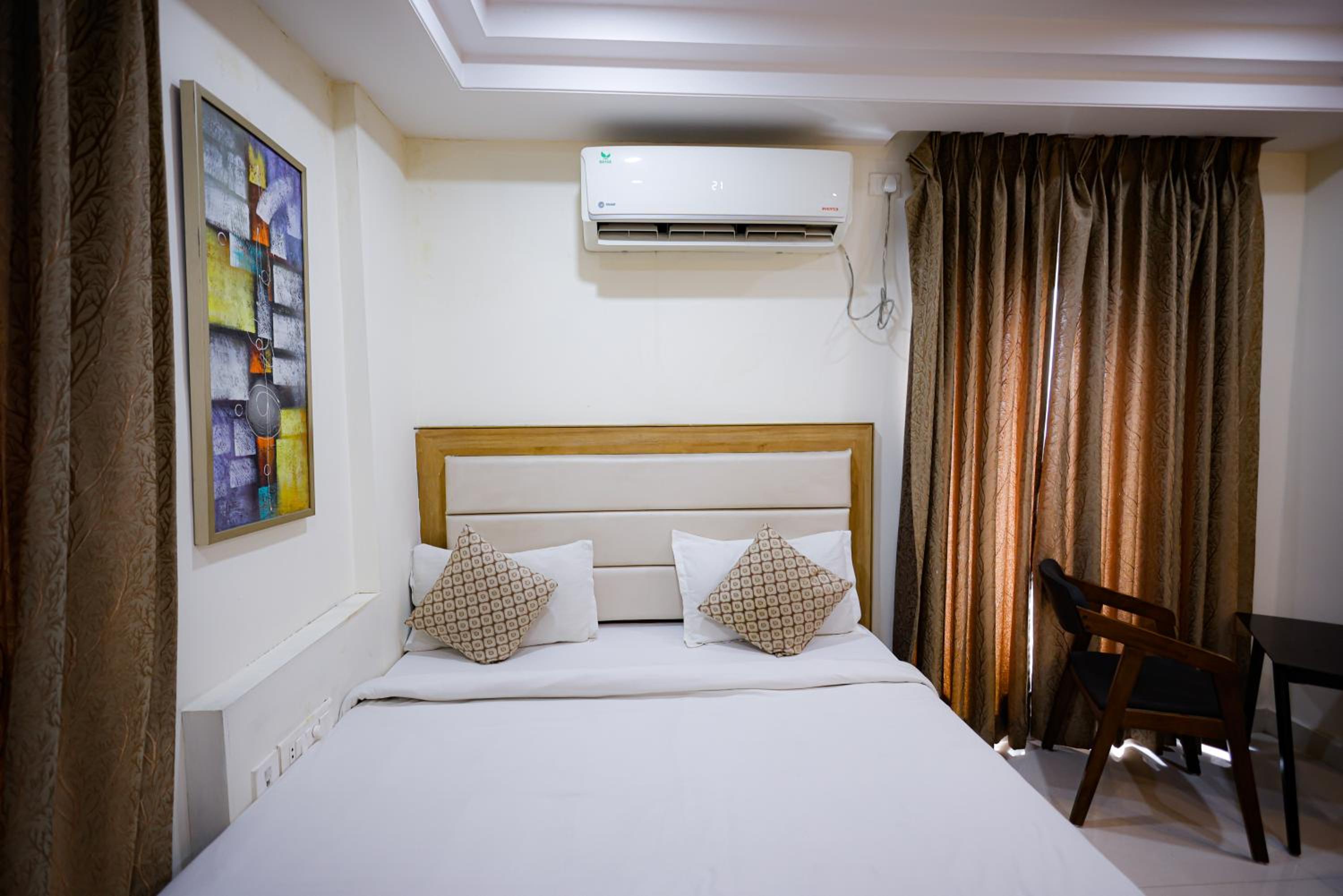 Deluxe Double Room (10% off on F&B) - Photo 10