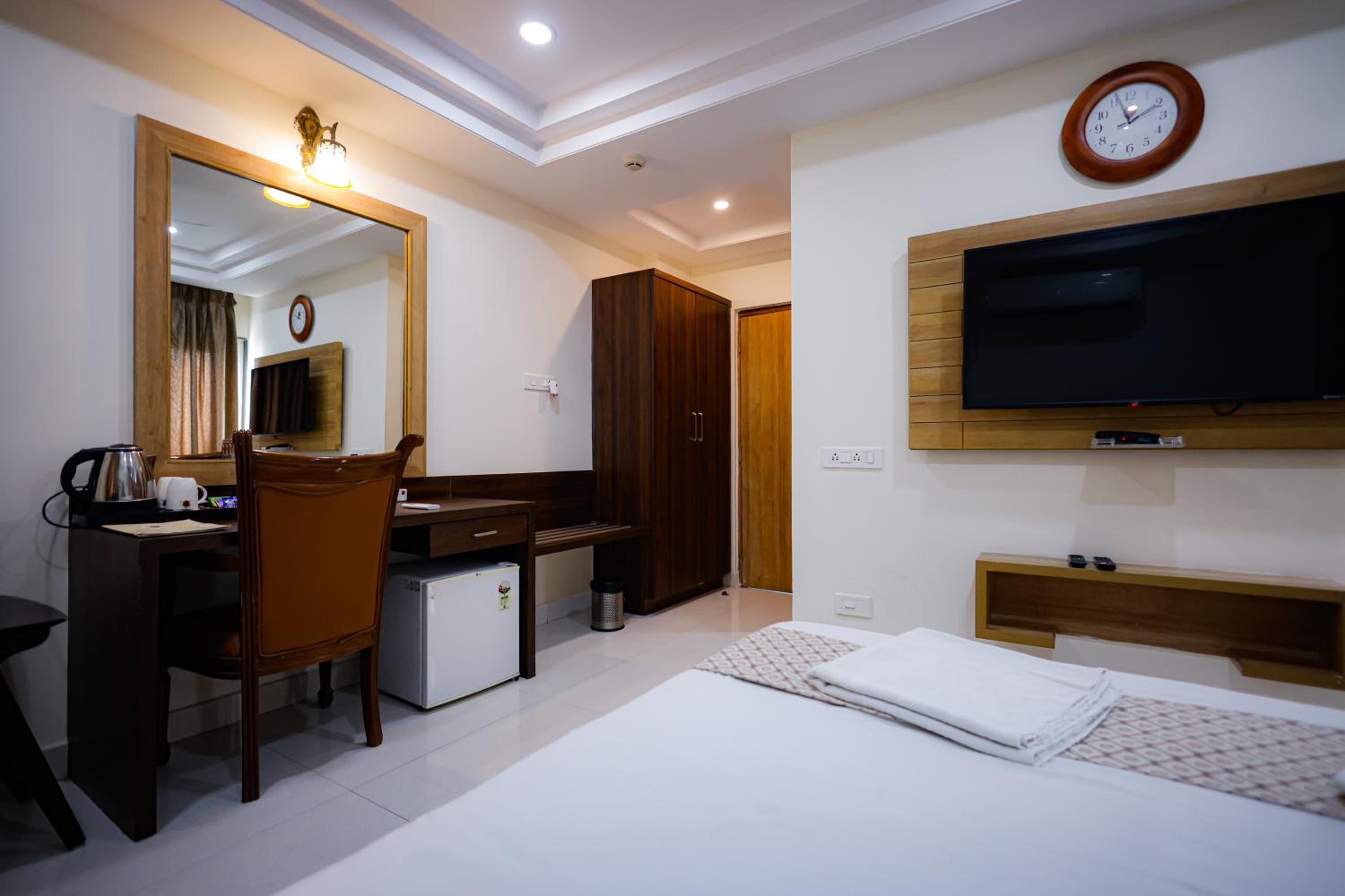 Deluxe Double Room (10% off on F&B) - Photo 5