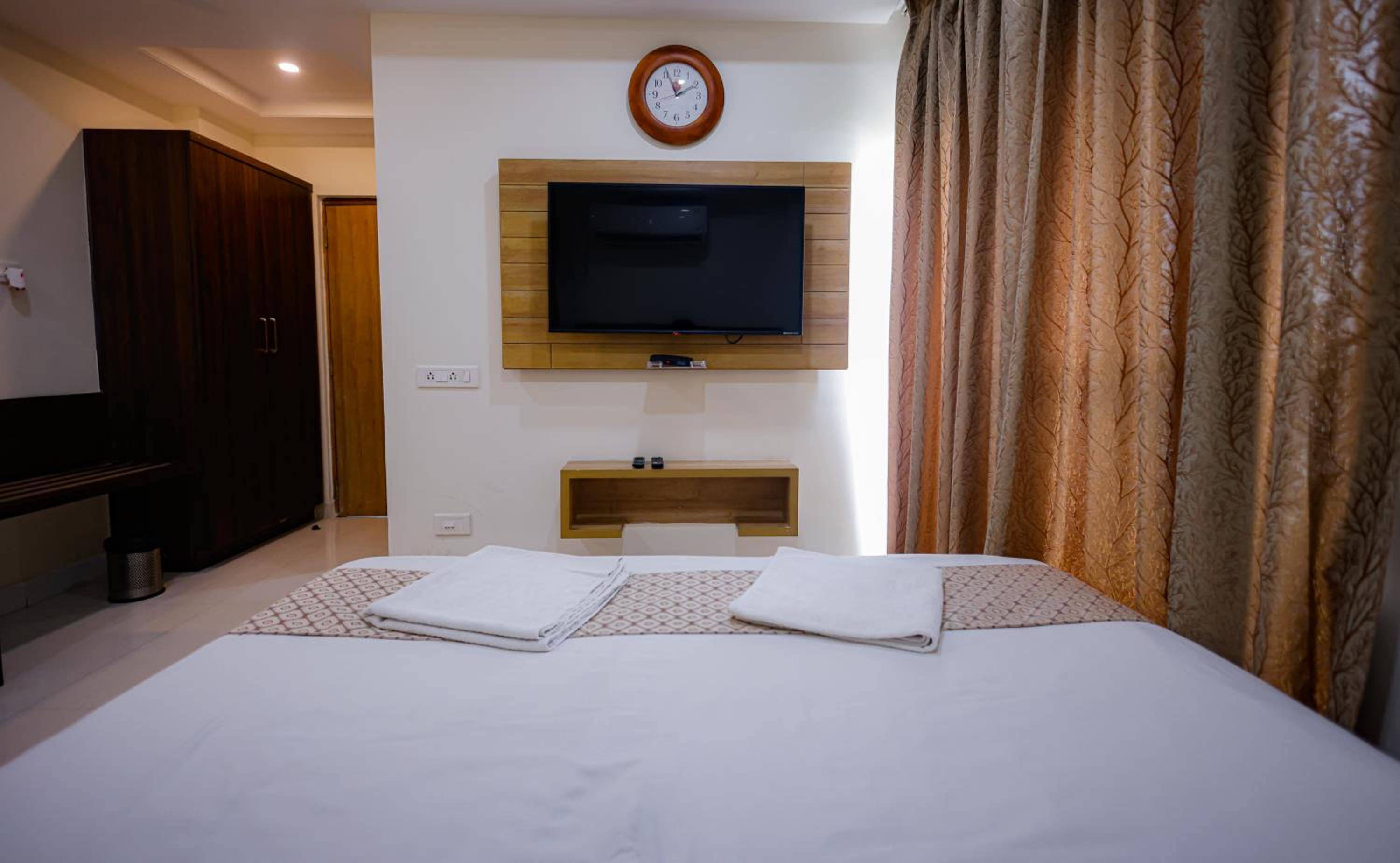 Deluxe Double Room (10% off on F&B) - Photo 6