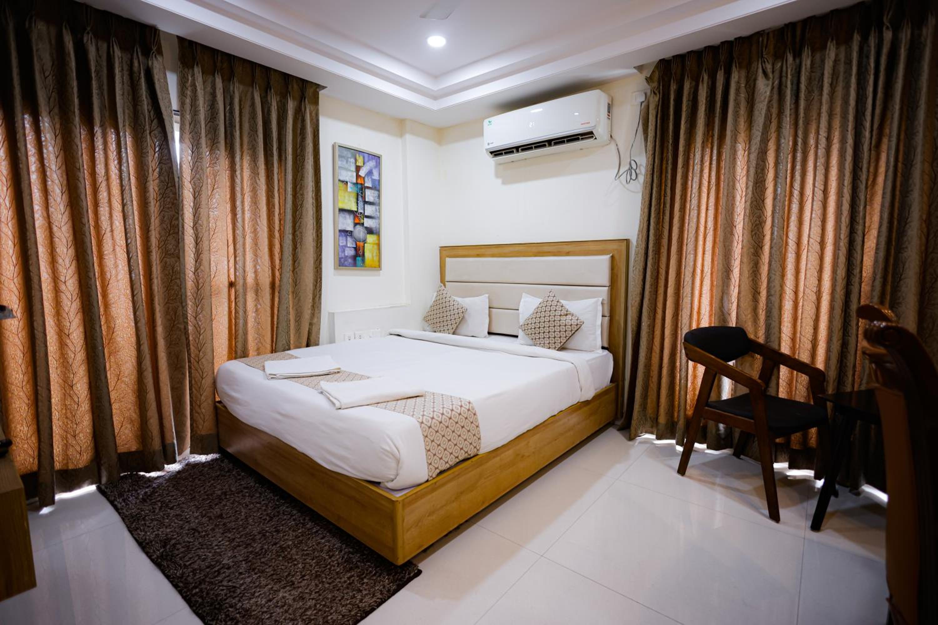 Deluxe Double Room (10% off on F&B) - Photo 8