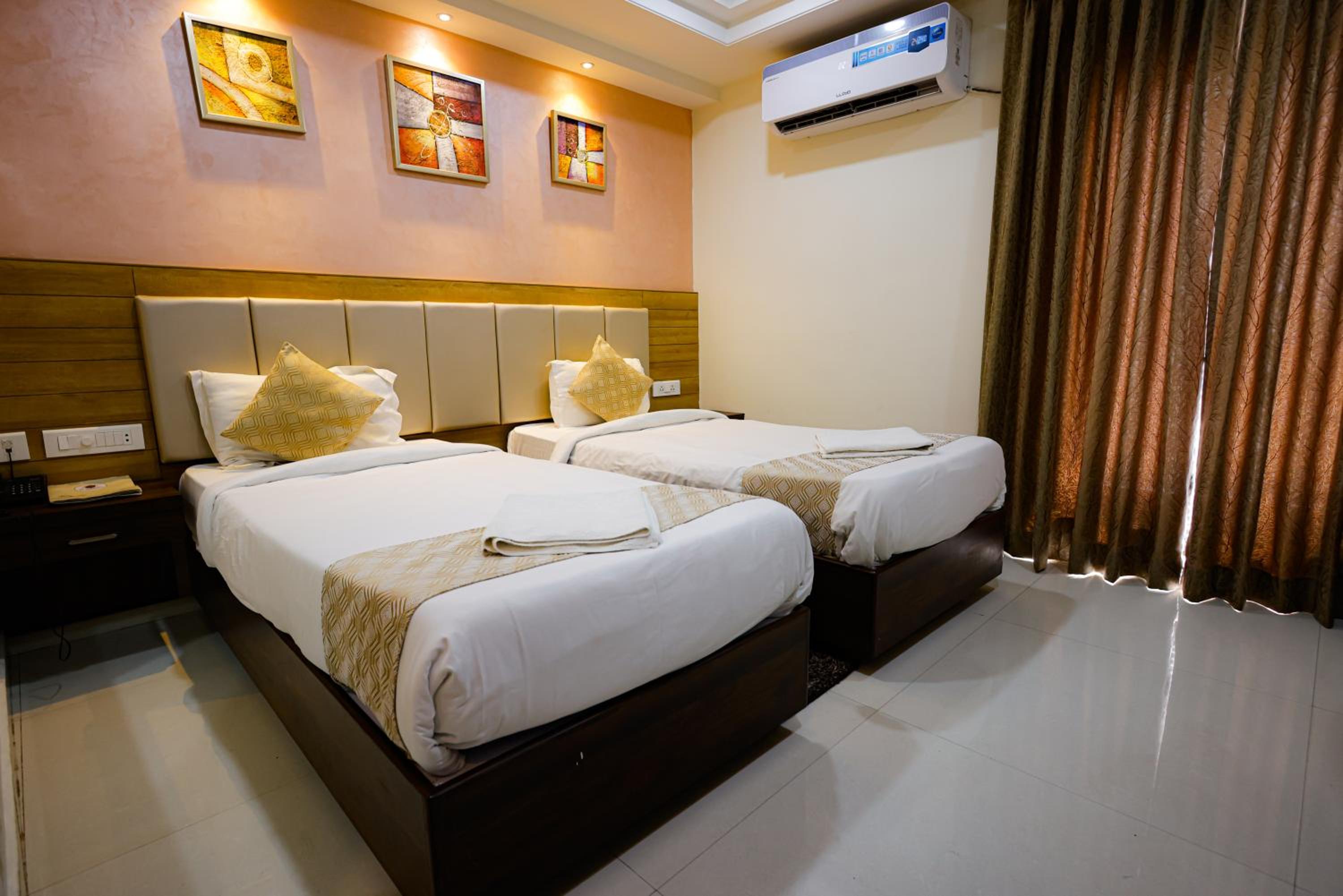 Deluxe Twin Room (10% off on F&B) - Photo 8