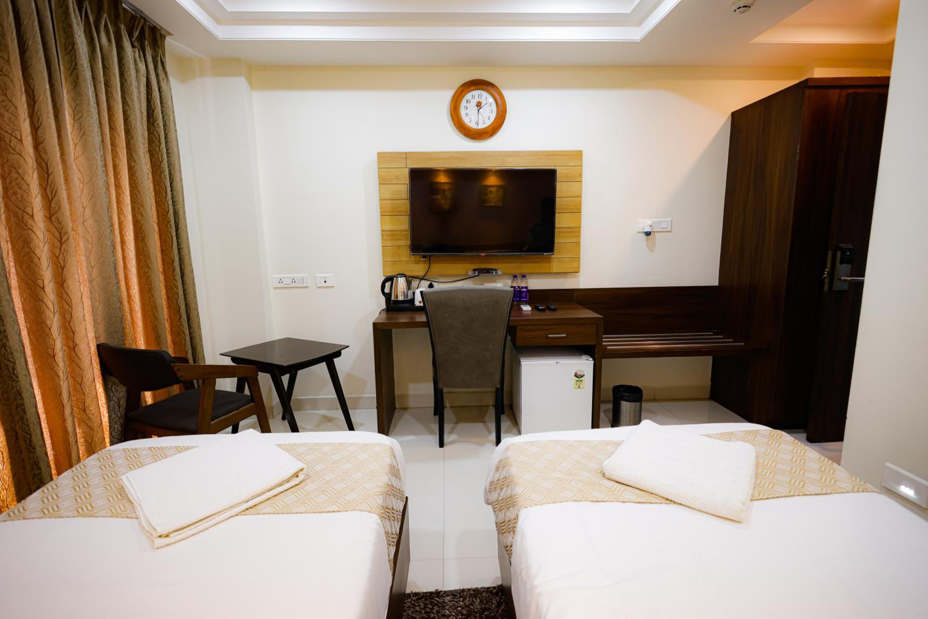 Deluxe Twin Room (10% off on F&B) - Photo 11