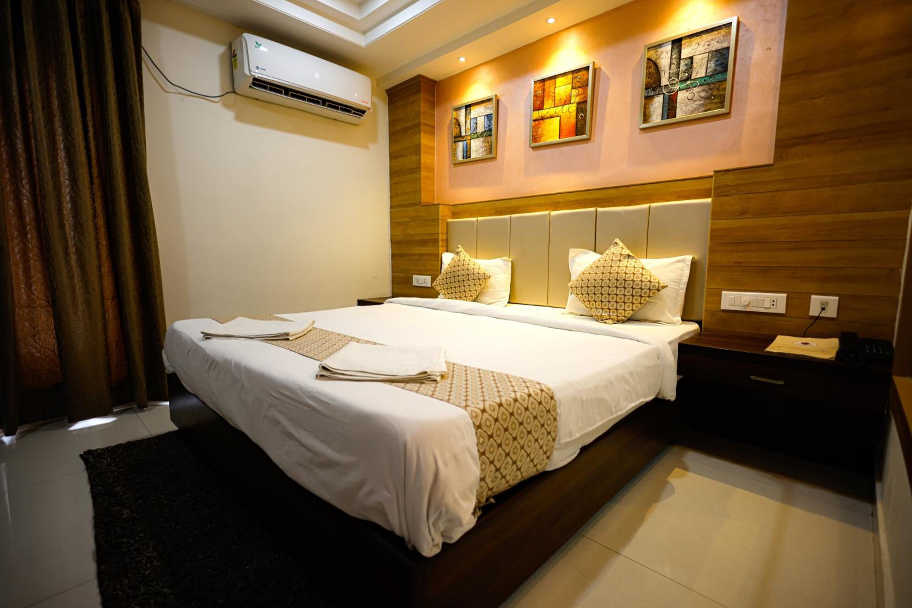 Deluxe Double Room with Balcony (10% off on F&B) - Photo 19