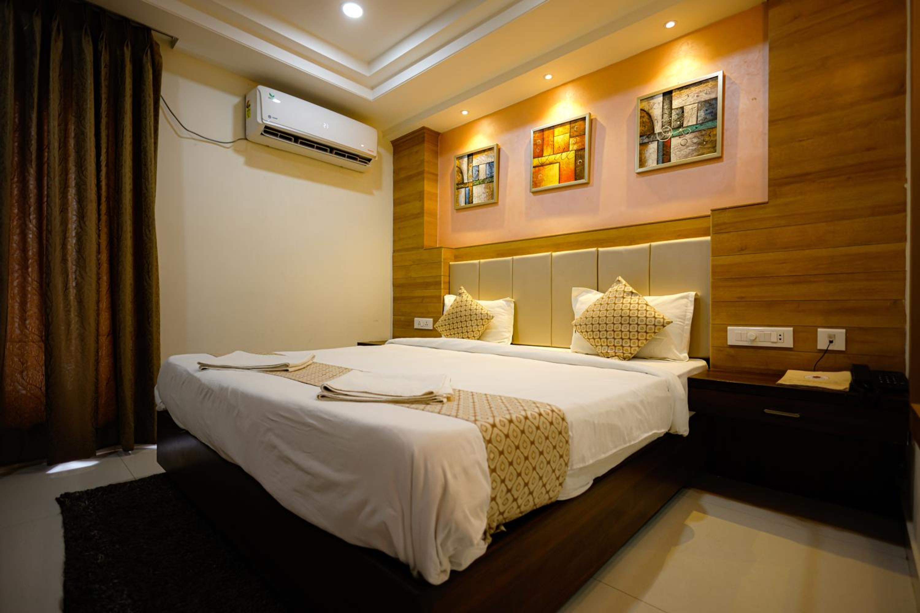 Deluxe Double Room with Balcony (10% off on F&B) - Photo 15