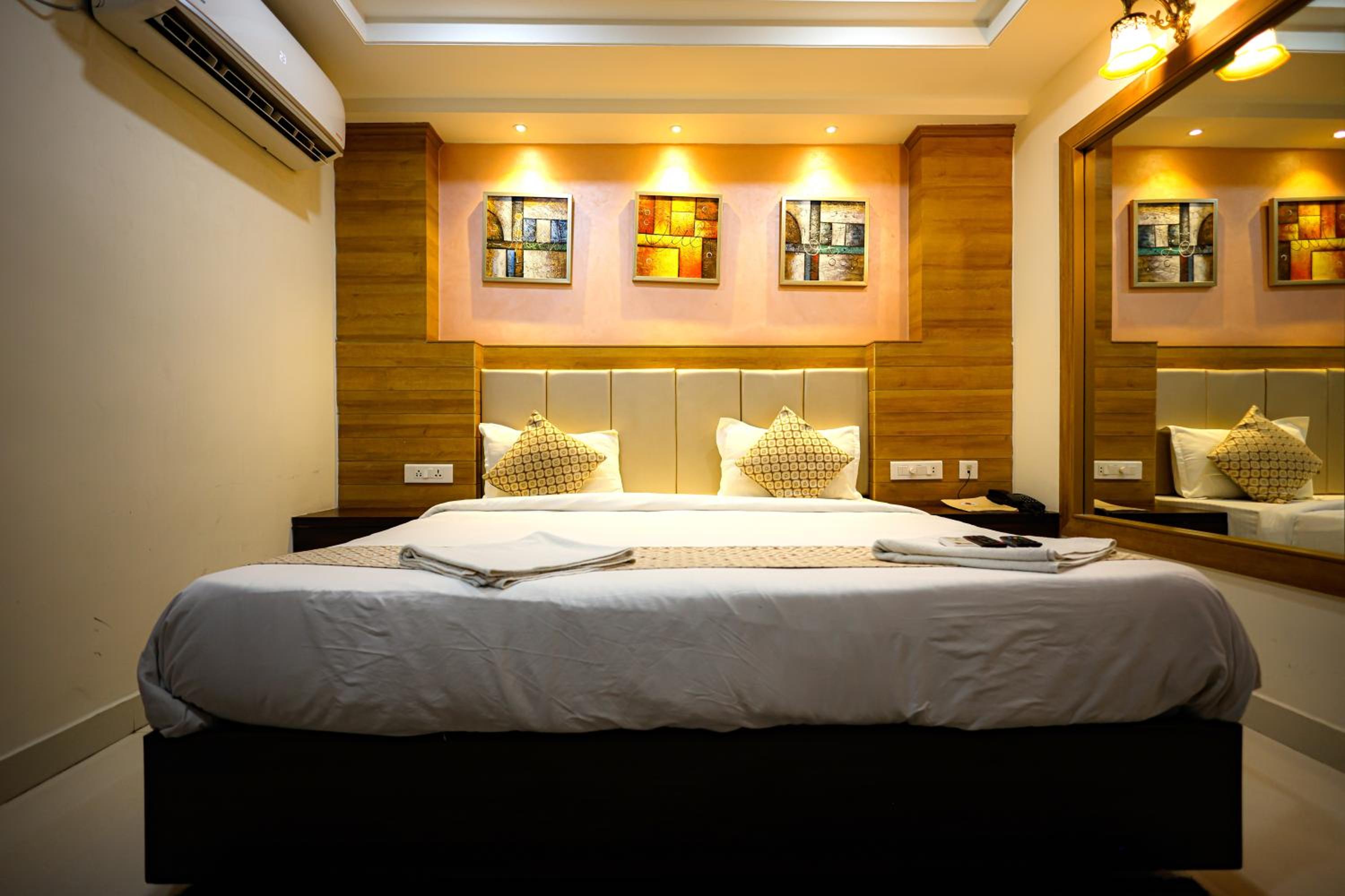 Deluxe Double Room with Balcony (10% off on F&B) - Photo 1