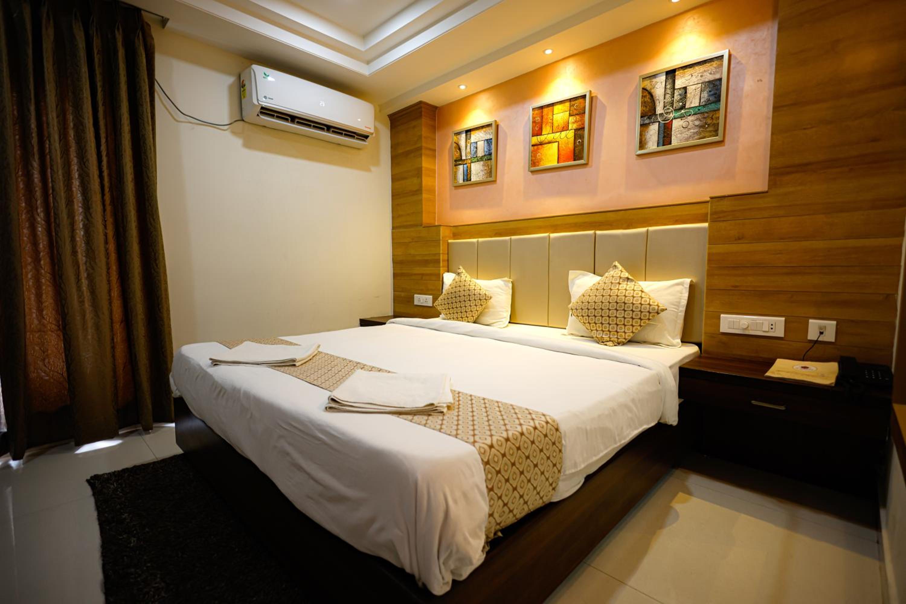 Deluxe Double Room with Balcony (10% off on F&B) - Photo 16