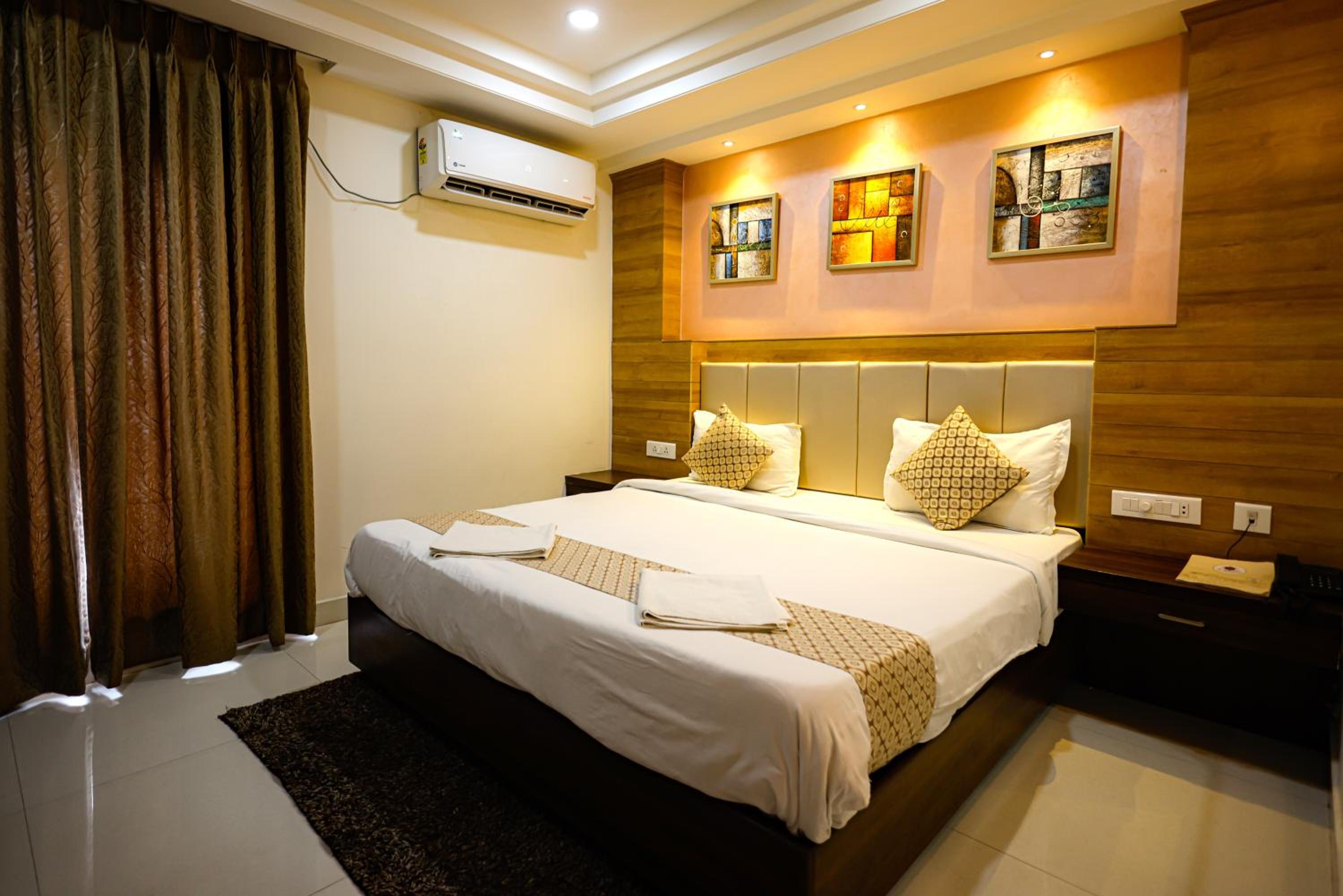 Deluxe Double Room with Balcony (10% off on F&B) - Photo 18