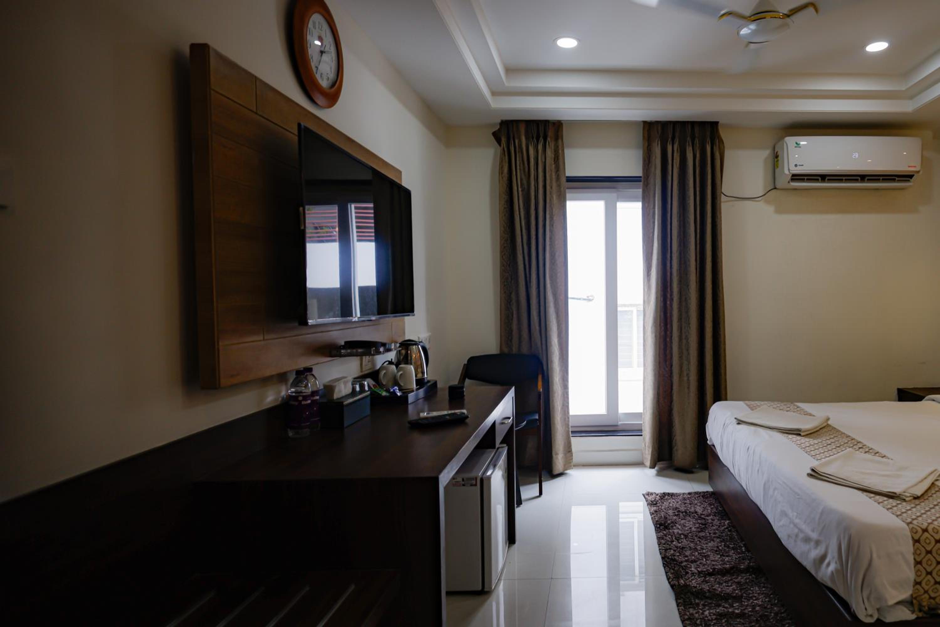 Deluxe Double Room with Balcony (10% off on F&B) - Photo 11