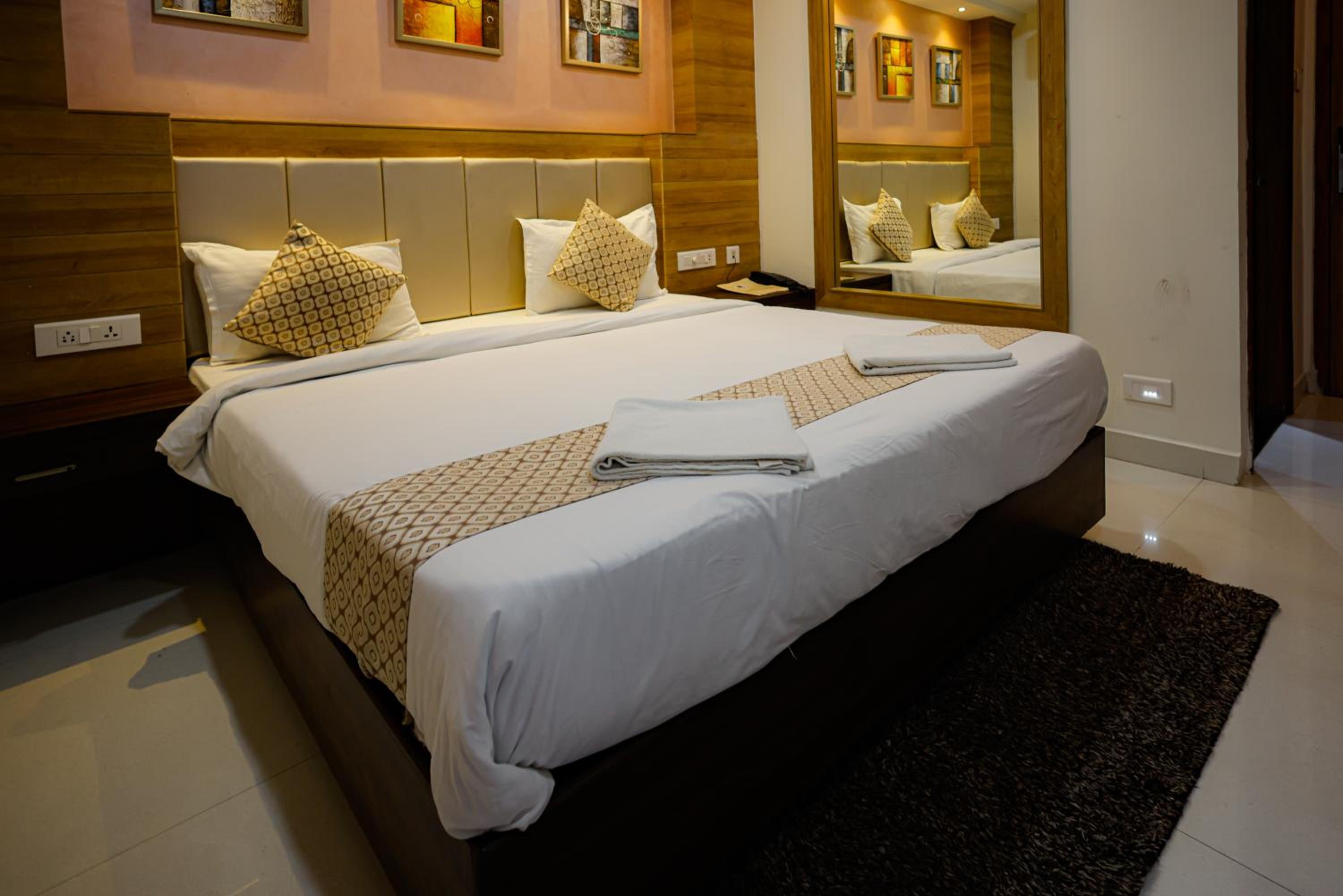 Deluxe Double Room with Balcony (10% off on F&B) - Photo 13