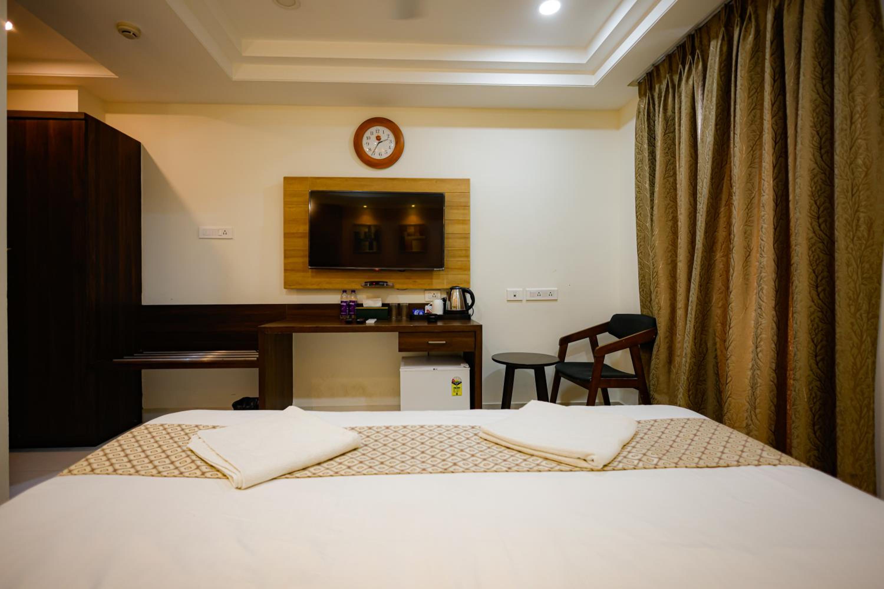 Deluxe Double Room with Balcony (10% off on F&B) - Photo 7