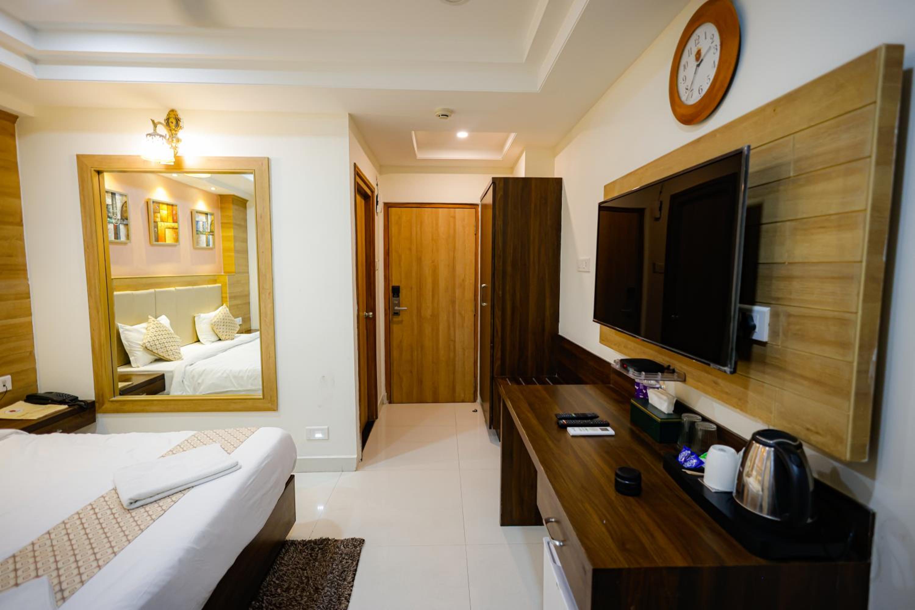 Deluxe Double Room with Balcony (10% off on F&B) - Photo 9
