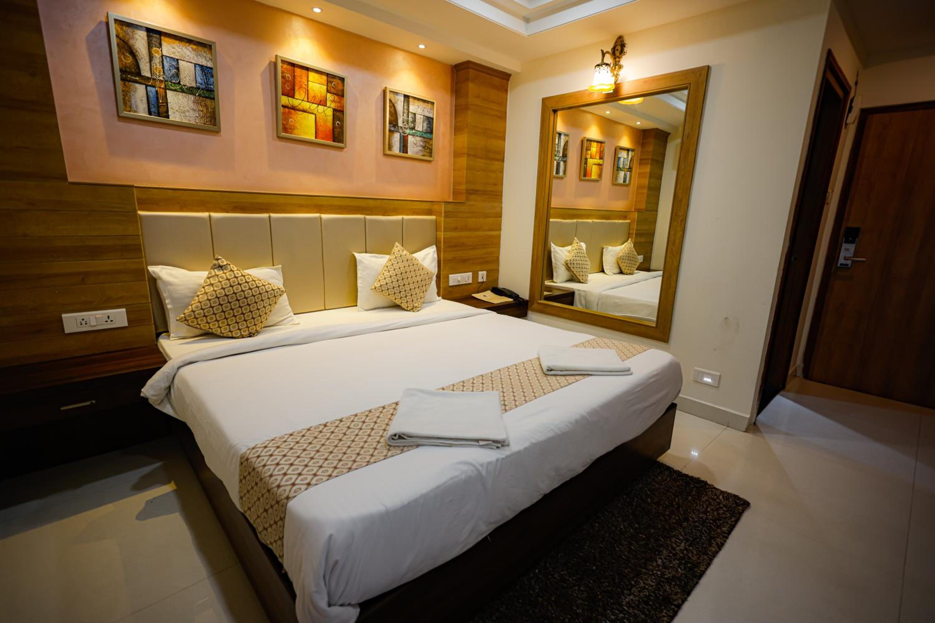 Deluxe Double Room with Balcony (10% off on F&B) - Photo 3