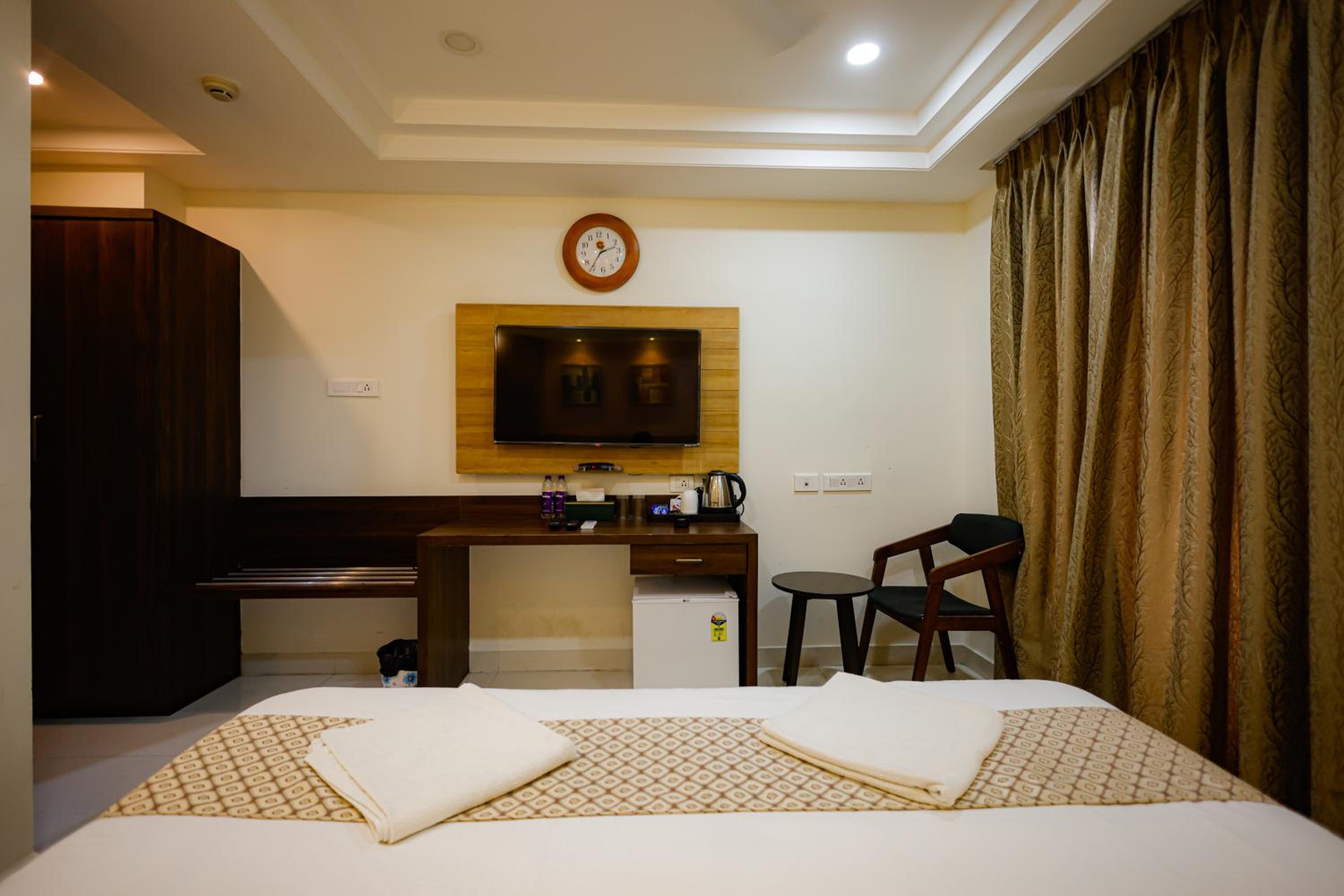 Deluxe Double Room with Balcony (10% off on F&B) - Photo 2
