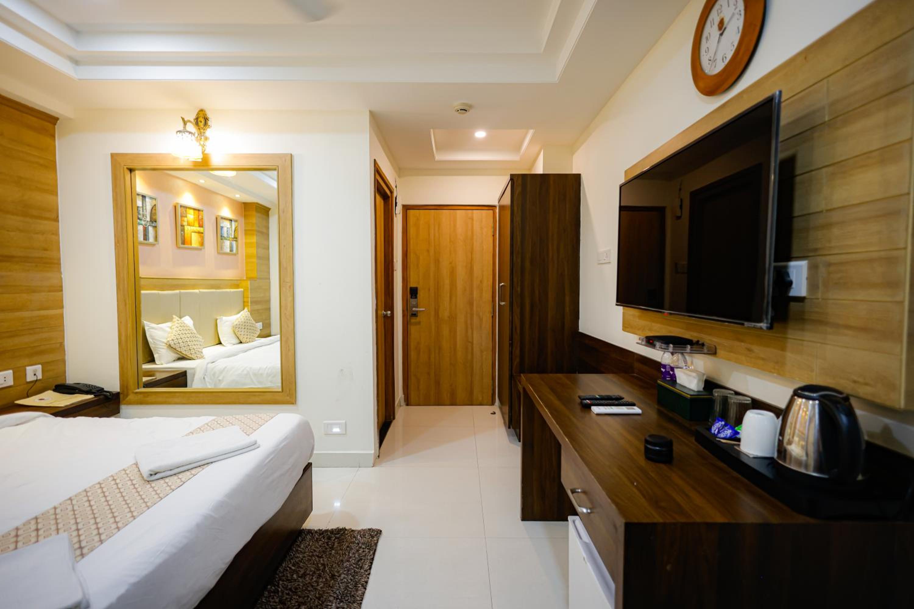 Deluxe Double Room with Balcony (10% off on F&B) - Photo 4