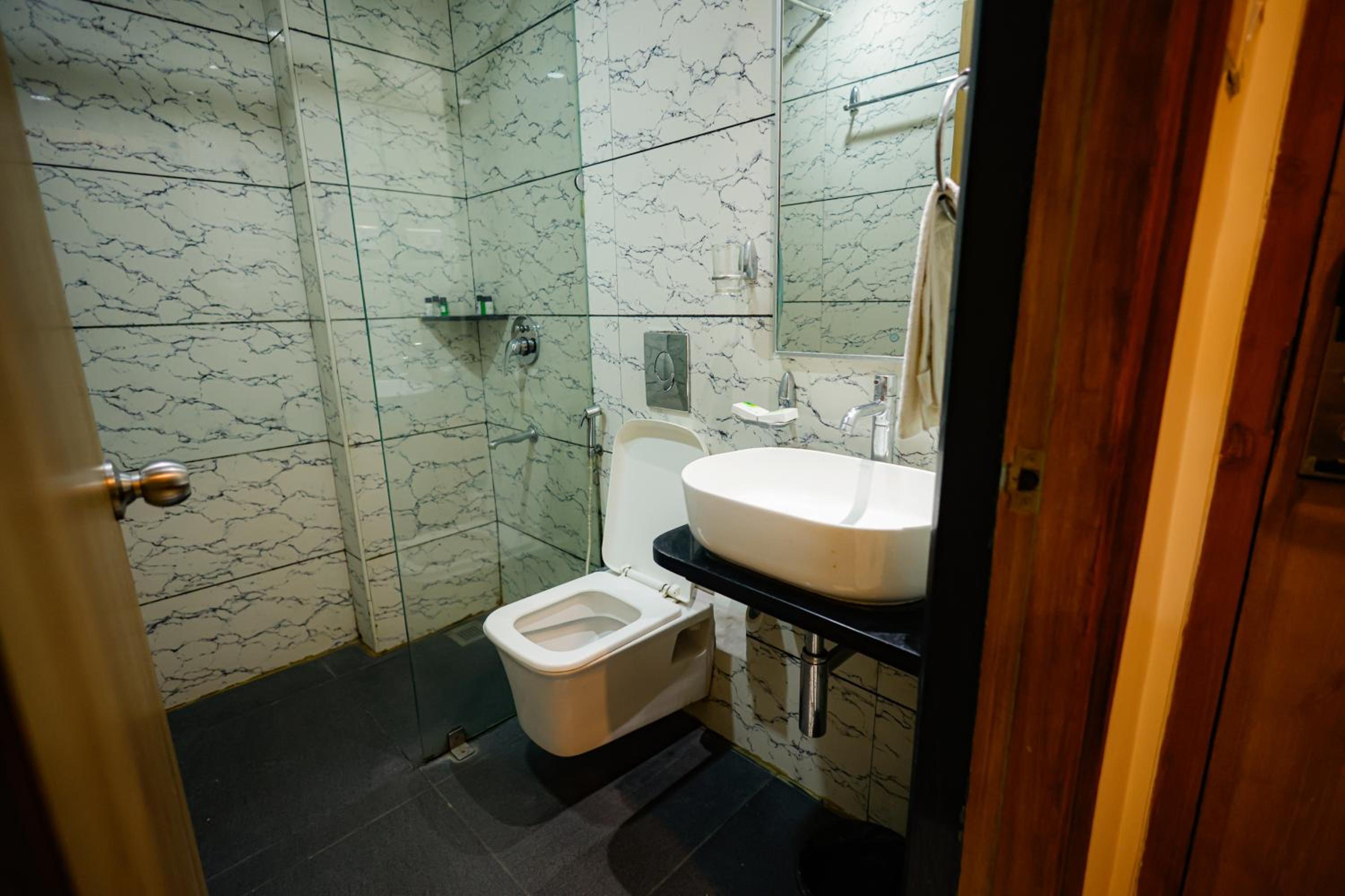 Deluxe Double Room with Balcony (10% off on F&B) - Photo 5