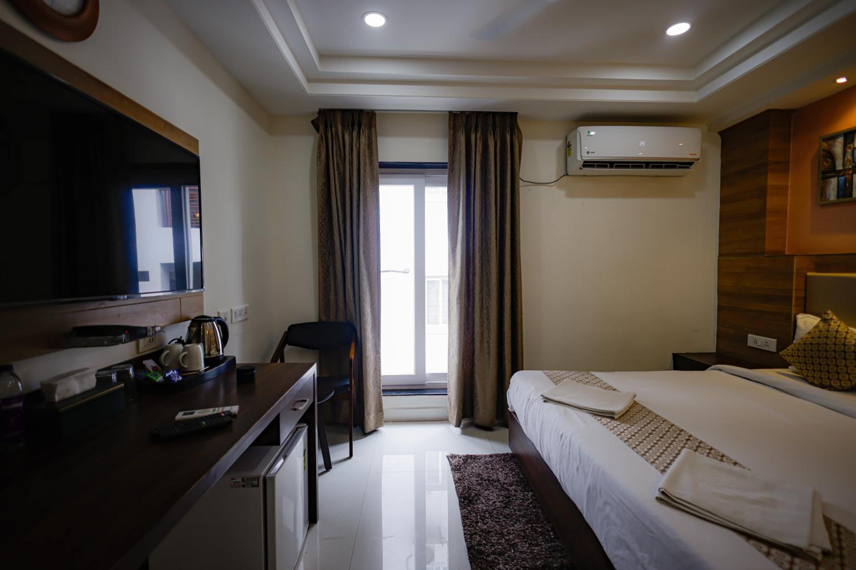 Deluxe Double Room with Balcony (10% off on F&B) - Photo 6