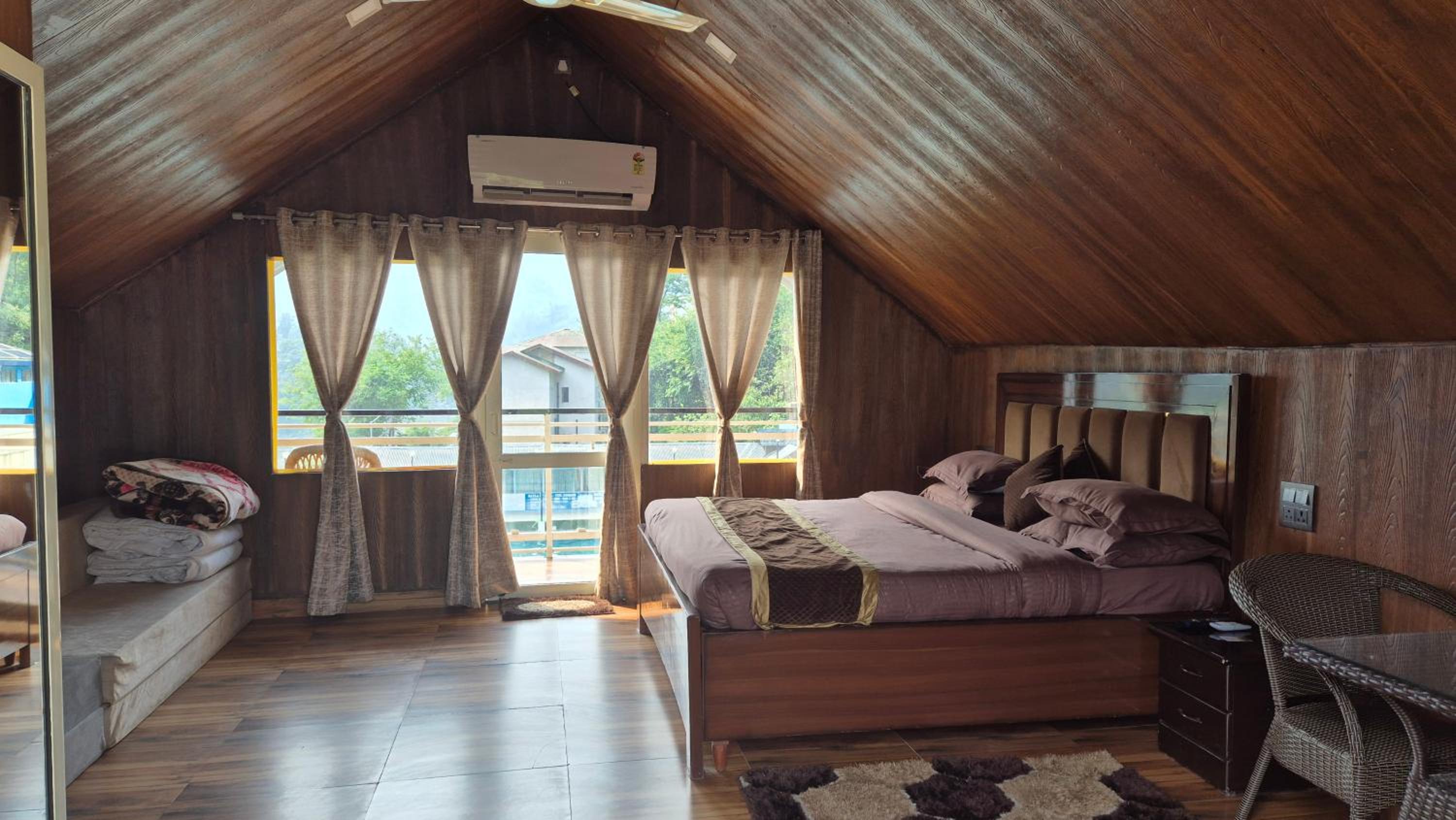 King Suite with Pool View