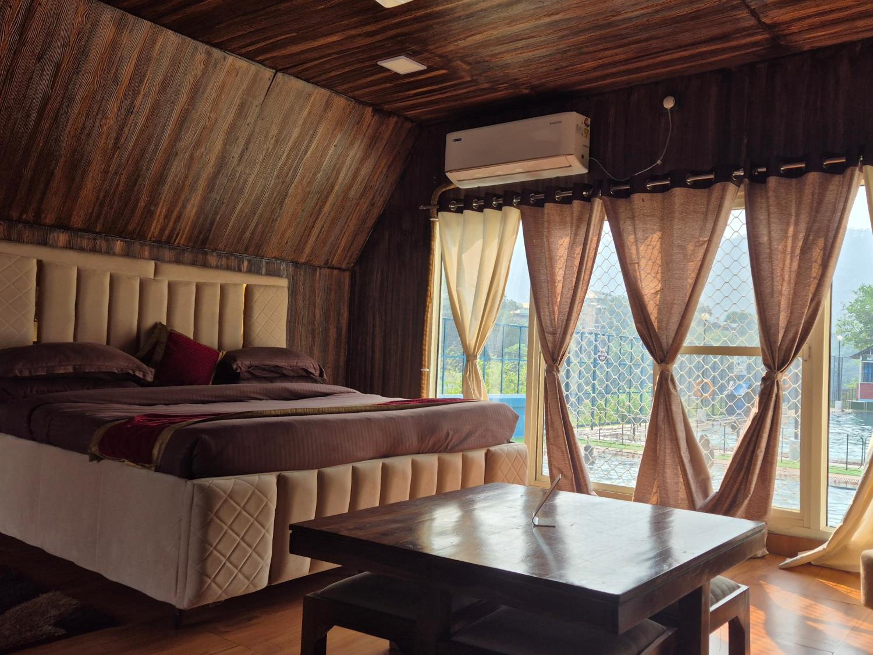 Queen Suite with Pool View