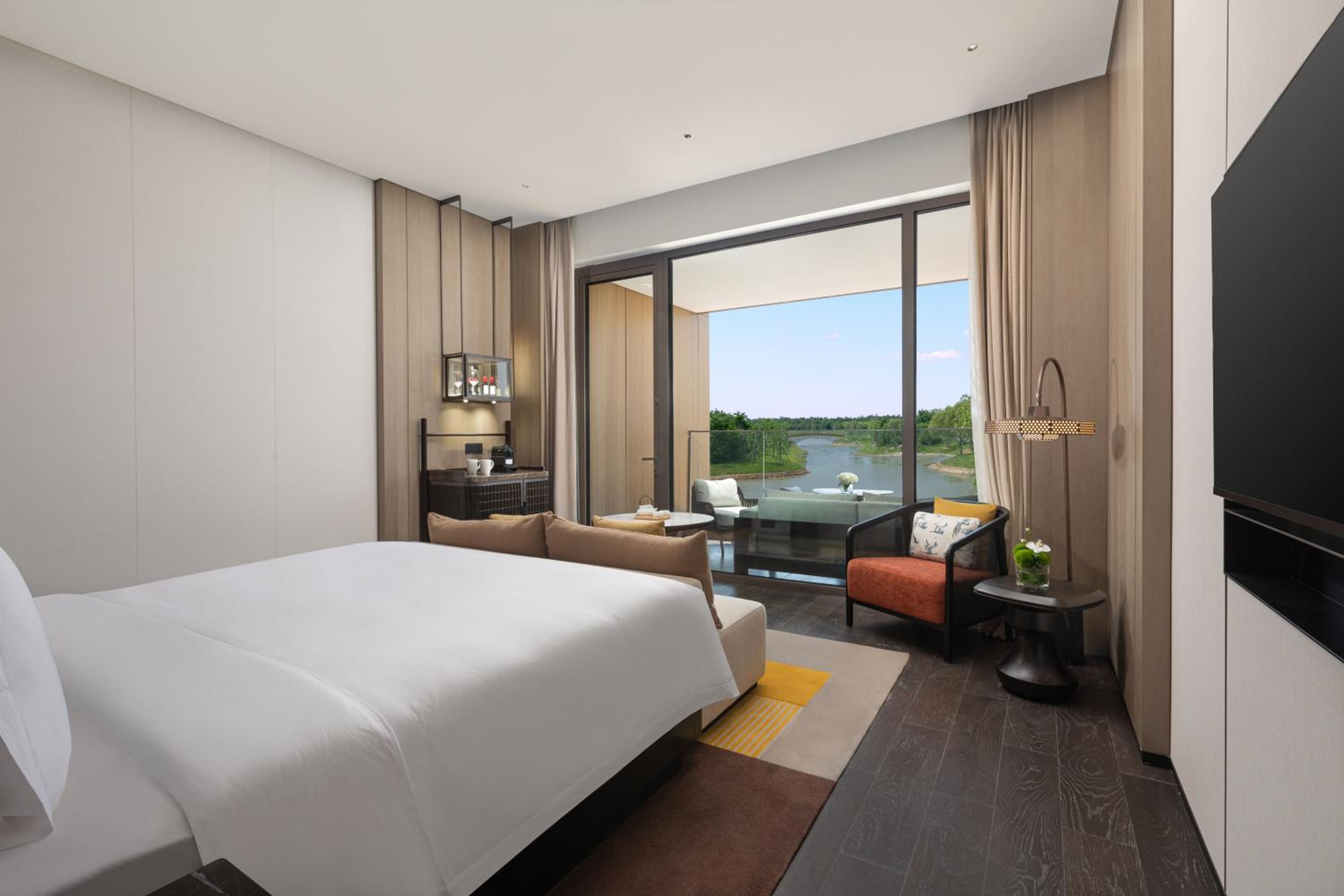 Standard King Room with Lake View