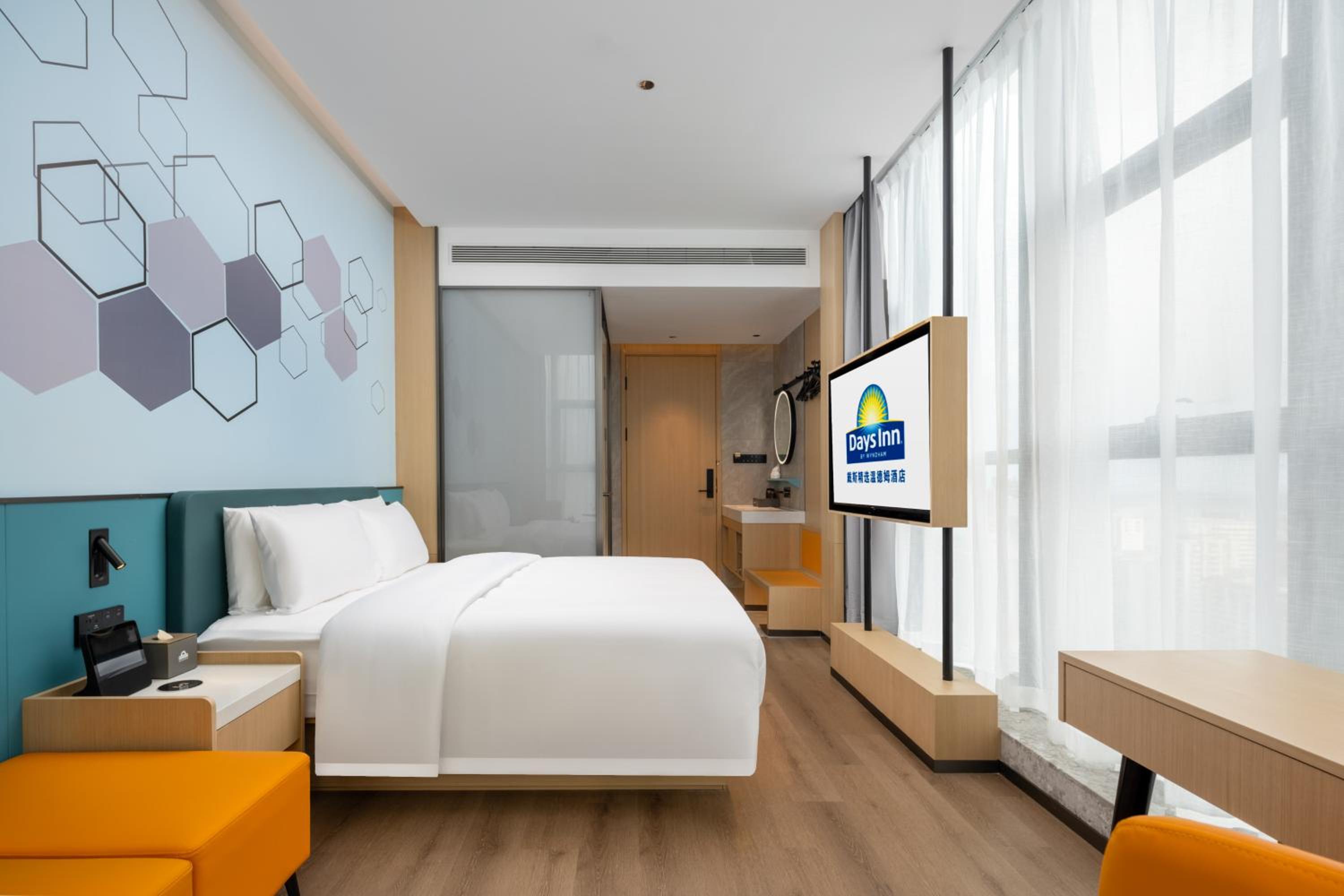 1 King Bed, Freestyle Room, Smoking photo 3