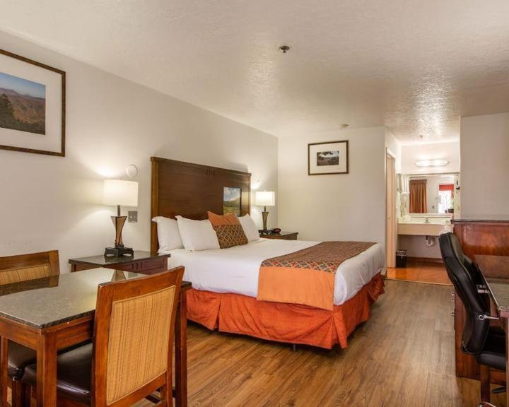 Suite with One King Bed, One Queen Bed and Tub with Grab Bars - Mobility Accessible/Non-Smoking photo 3