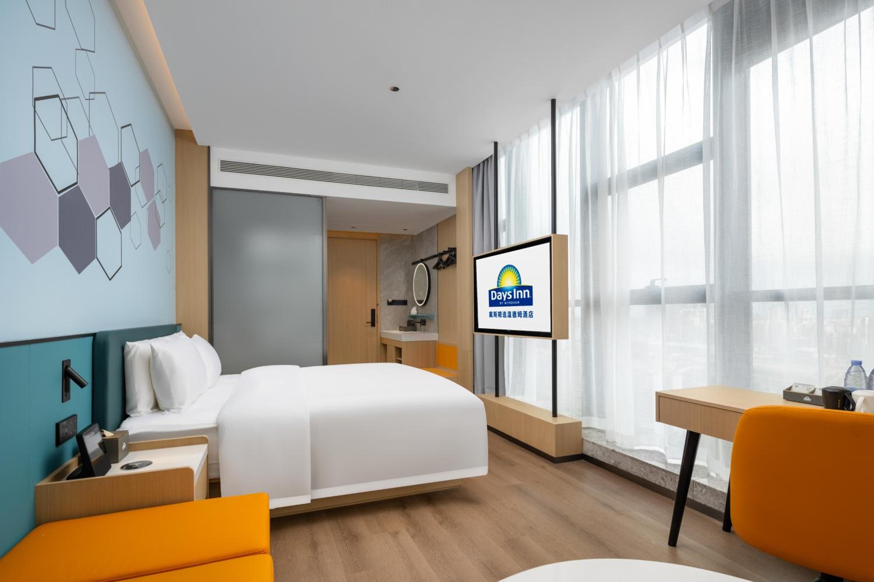 1 King Bed, Freestyle Room, Non-Smoking photo 3