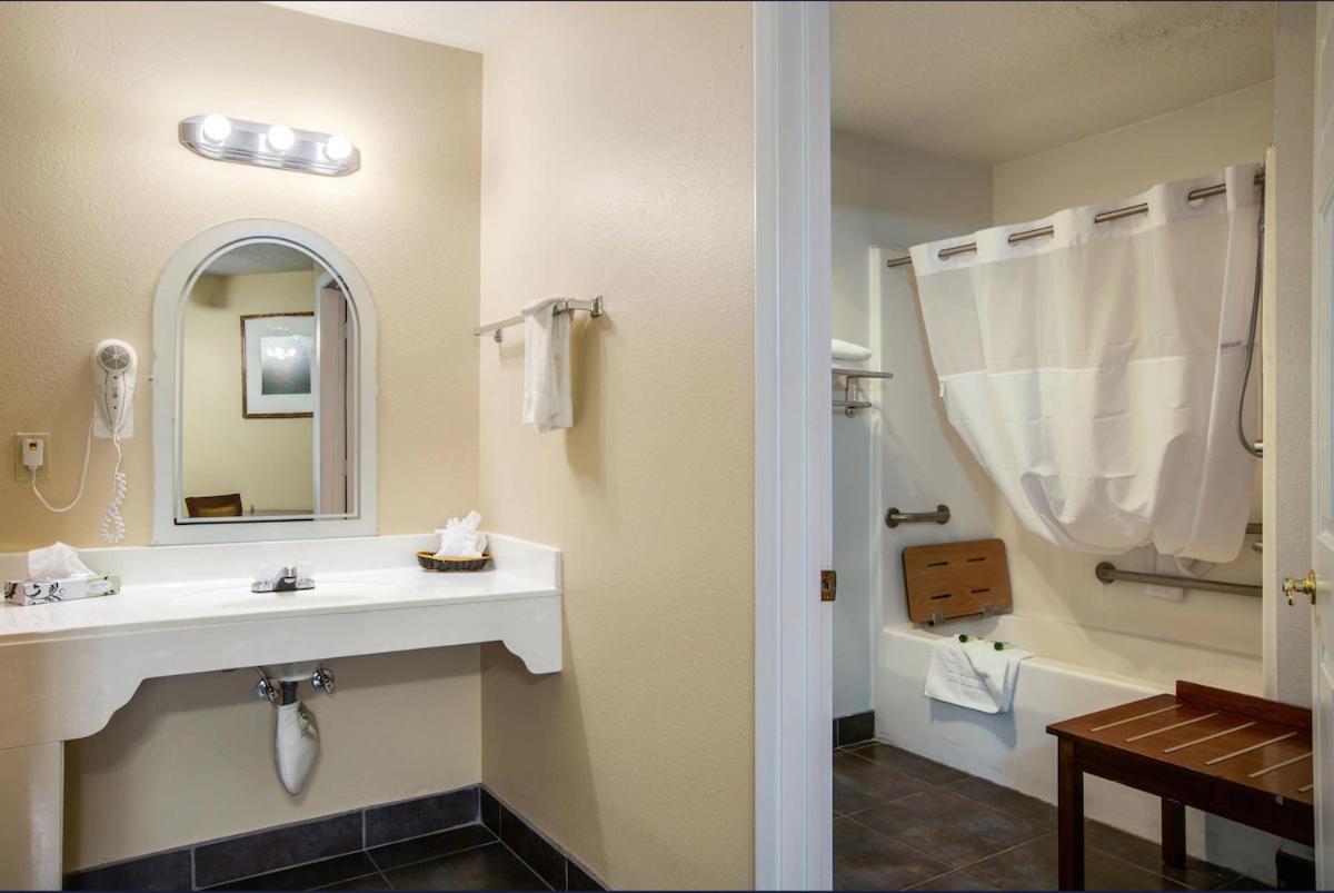 Suite with One King Bed, One Queen Bed and Tub with Grab Bars - Mobility Accessible/Non-Smoking photo 2