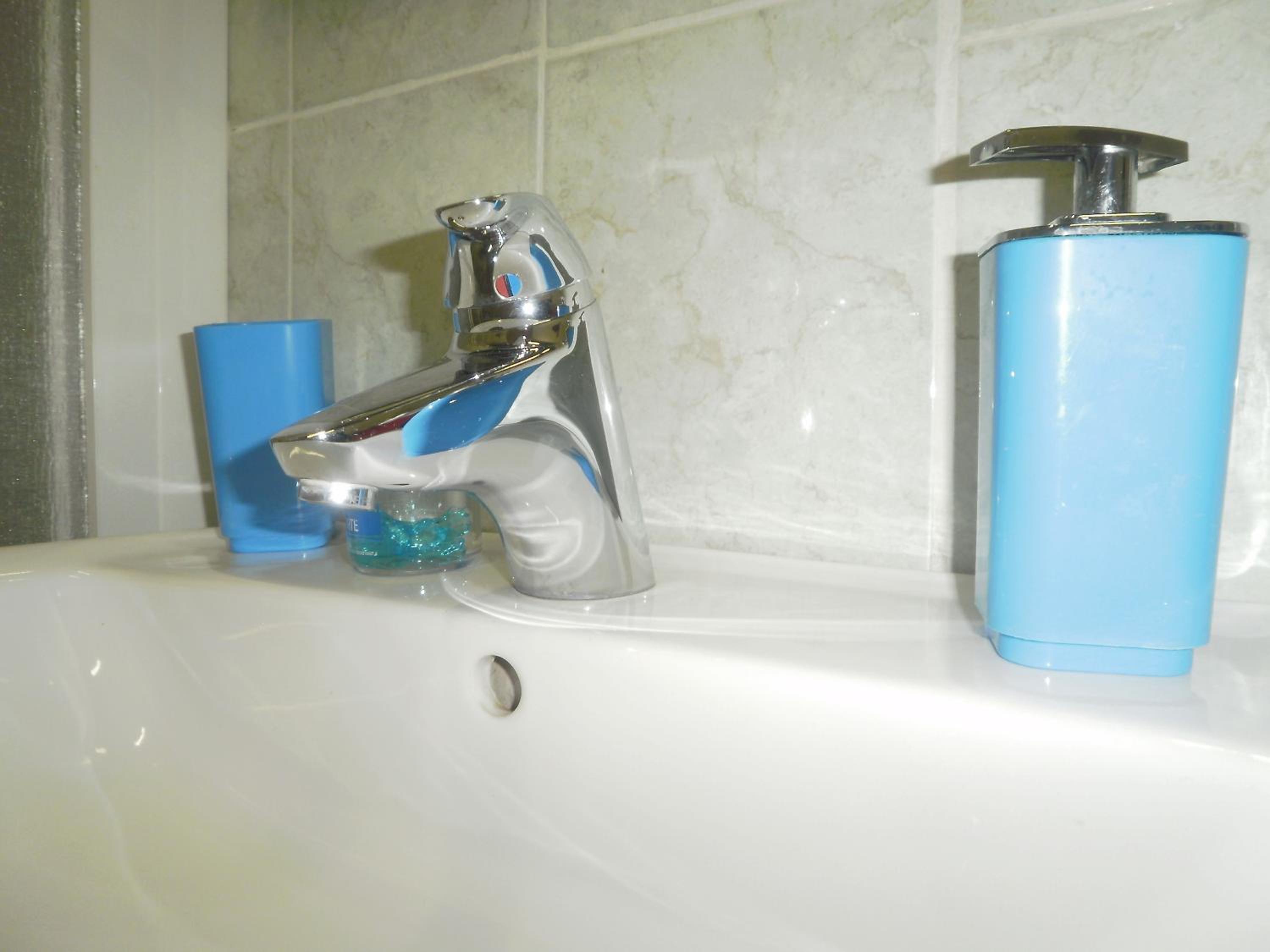 Quadruple Room with Private Bathroom - Photo 6