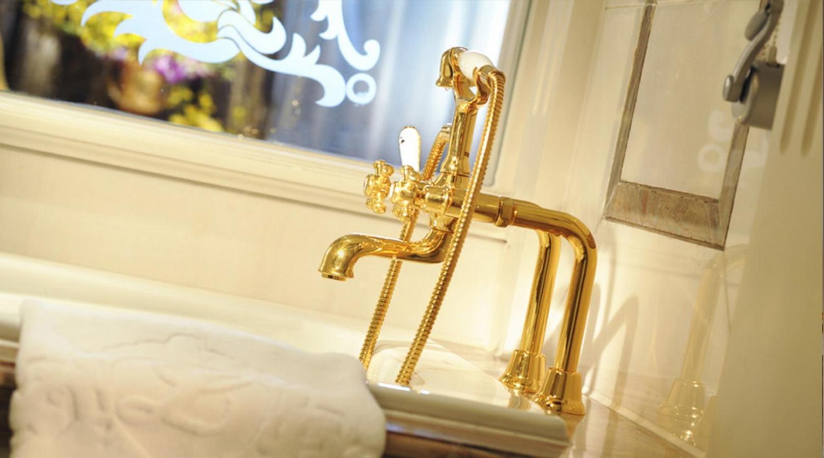 Noble Grand Deluxe King Room