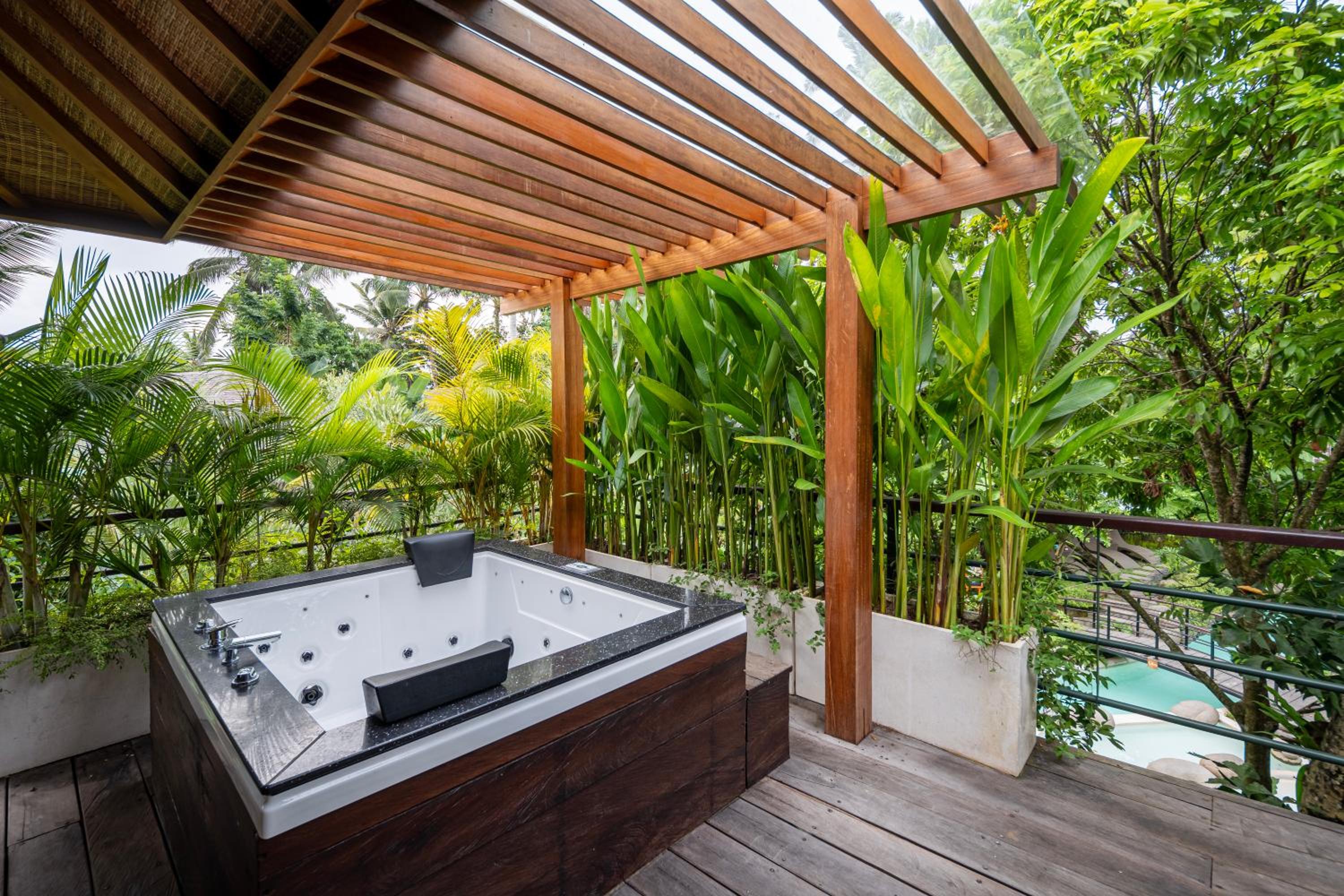 Deluxe King Suite with Hot Tub and Daily Scheduled Activities - Photo 18