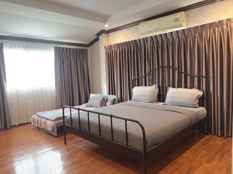 Deluxe Queen Room with Two Queen Beds - Photo 12
