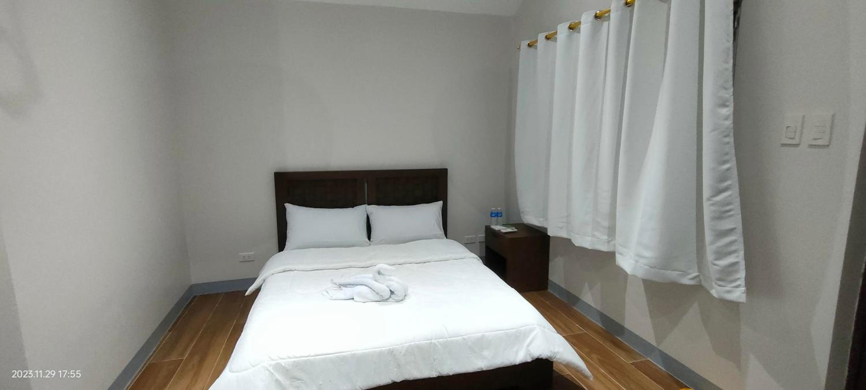 Queen Room with Pool View photo 2