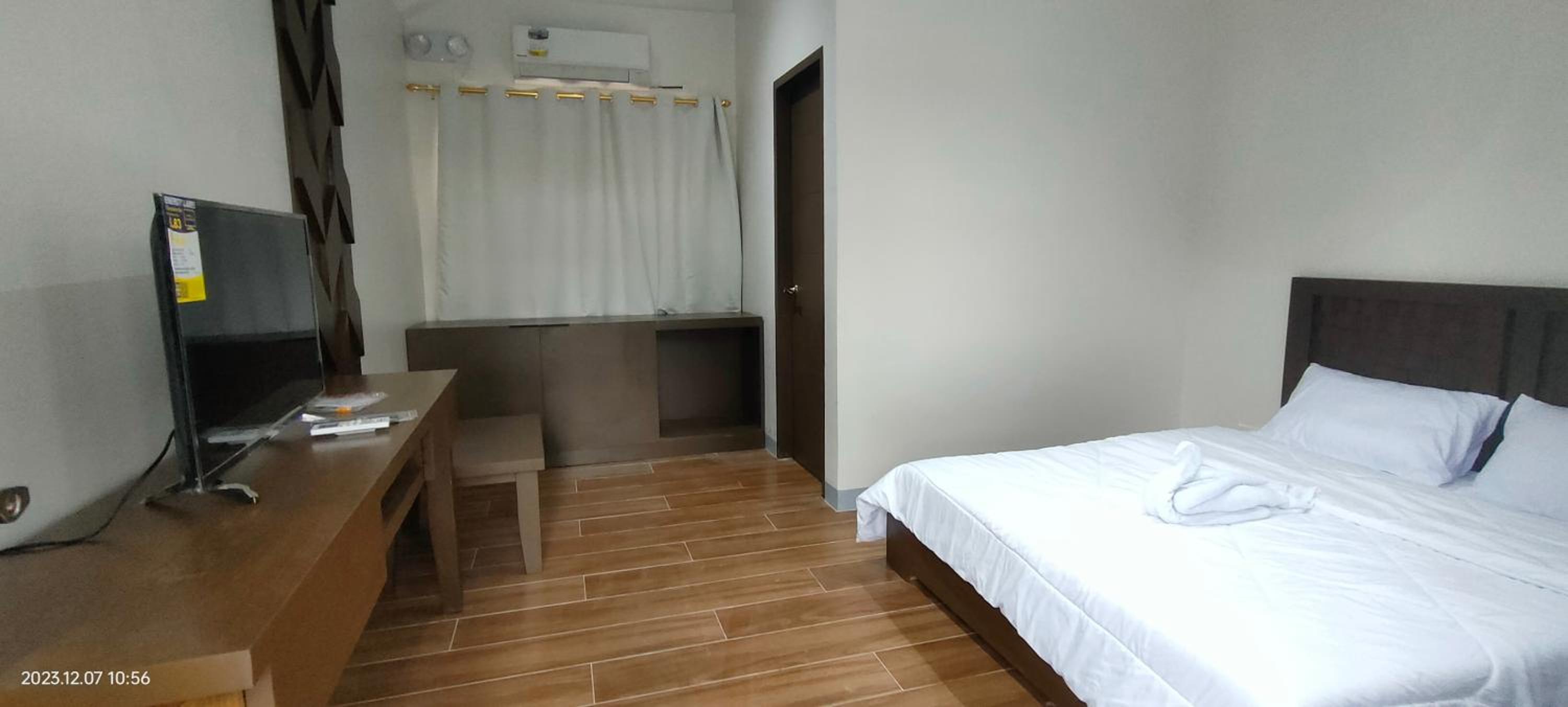 Queen Room with Pool View photo 1
