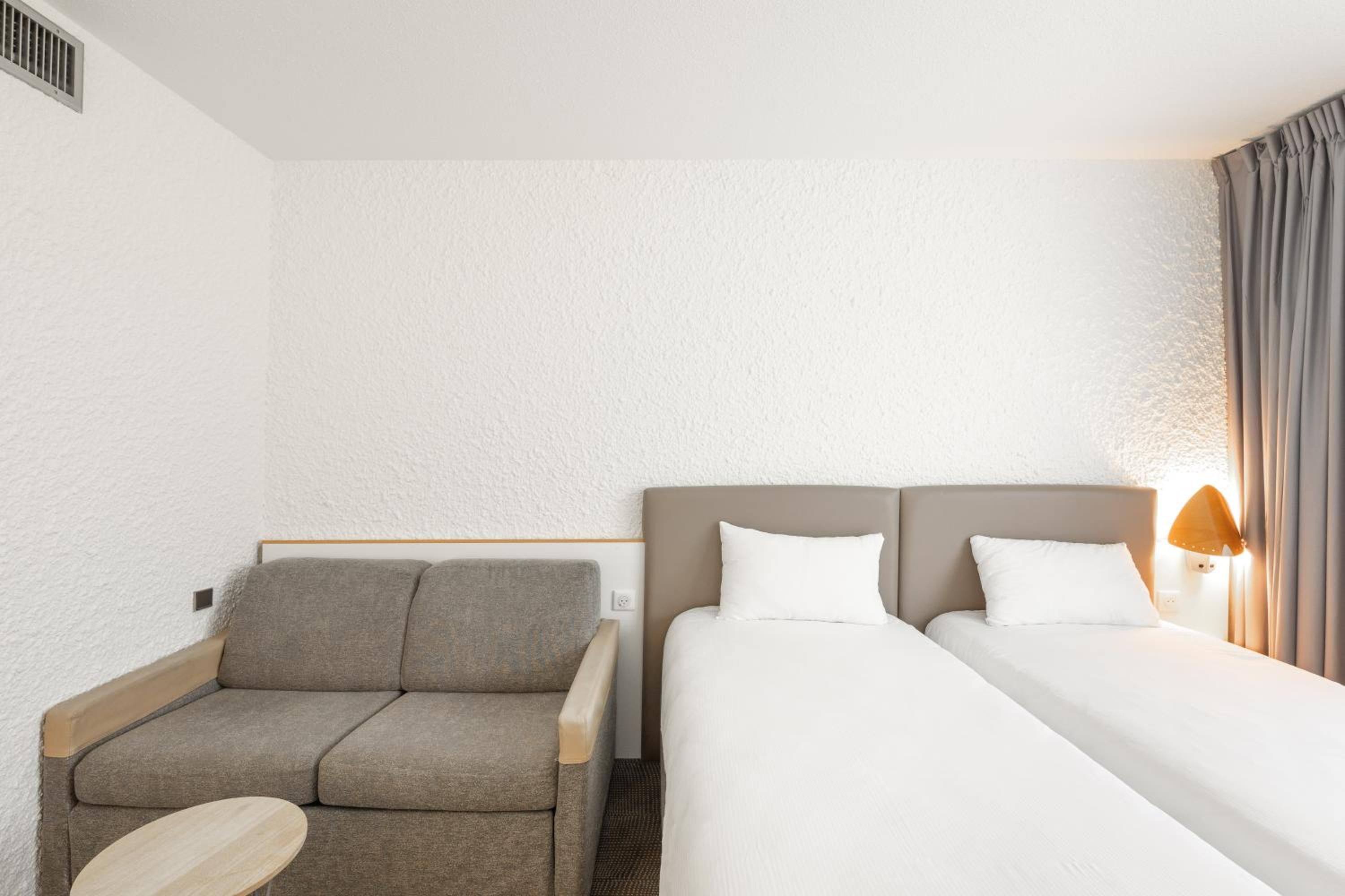 Standard Room with One Double Bed and Two Single Beds - Photo 2