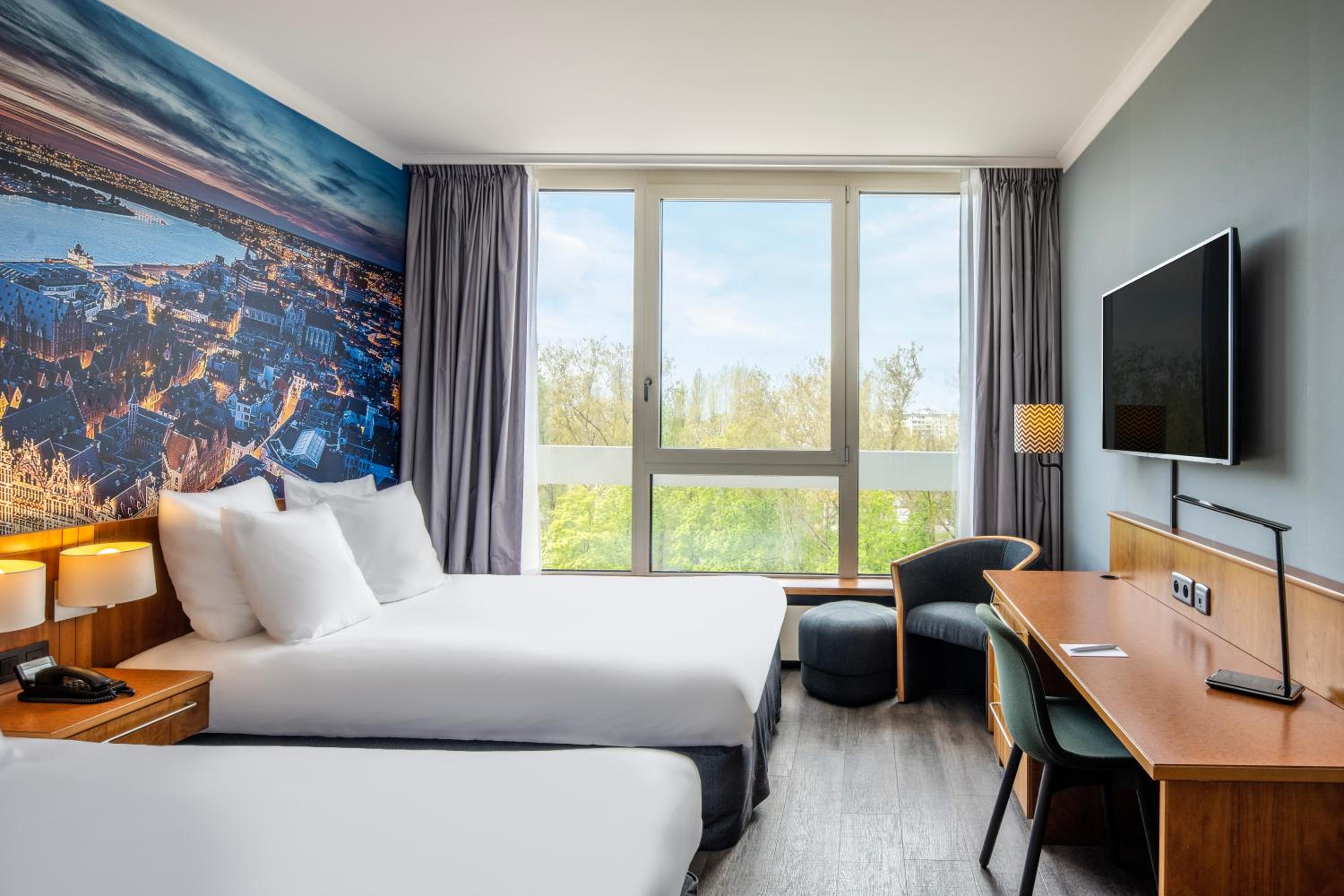 Standard Room with Two Queen Beds - Photo 1